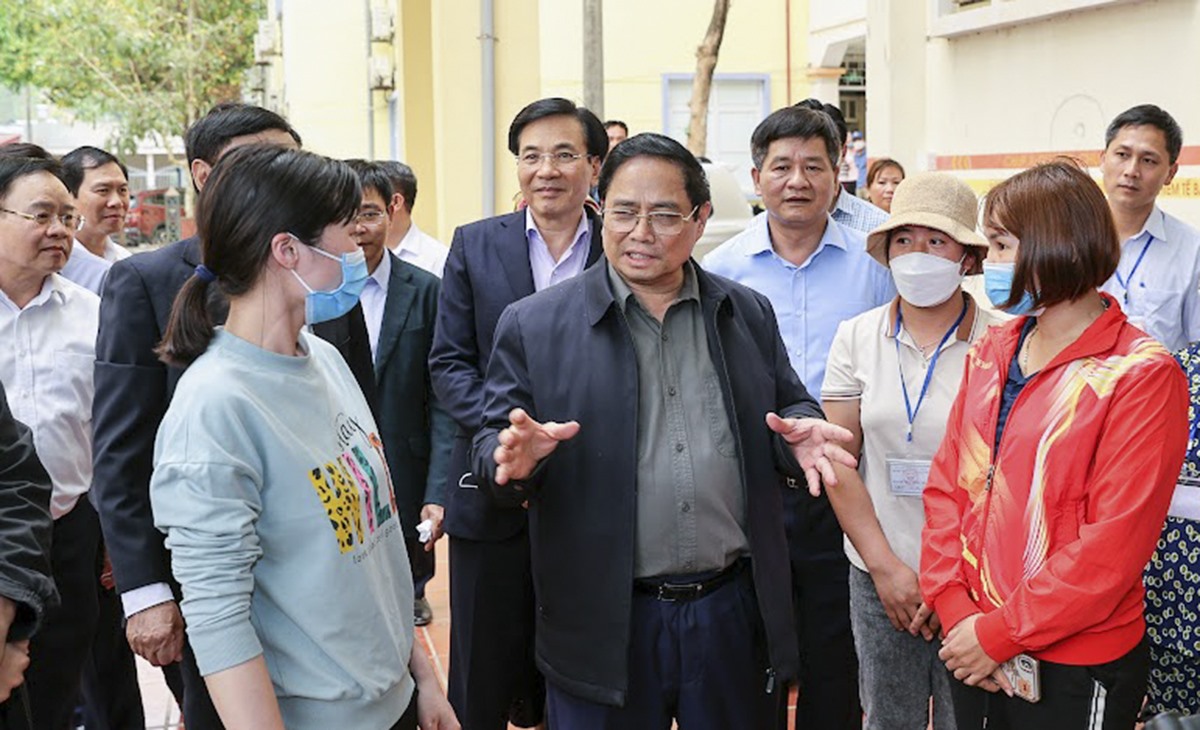 Thủ tướng Phạm Minh Chính trò chuyện với người nhà bệnh nhân. Ảnh: Cổng thông tin Chính phủ