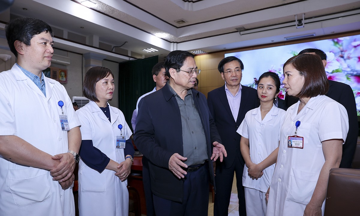 Thủ tướng Phạm Minh Chính căn dặn cán bộ, y bác sĩ tại Bệnh viện đa khoa tỉnh Điện Biên. Ảnh: Cổng thông tin Chính phủ