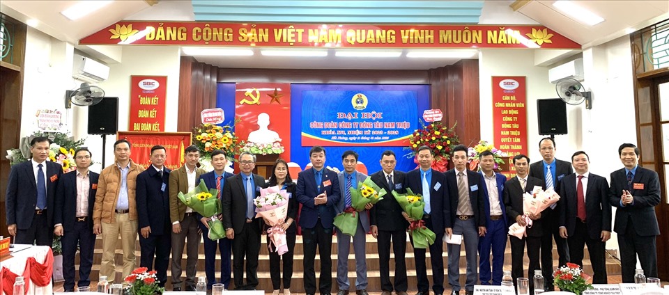 Lãnh đạo Công đoàn Giao thông Vận tải Việt Nam tặng hoa chúc mừng đại hội công đoàn cơ sở nhiệm kỳ 2023-2028. Ảnh: Hà Anh
