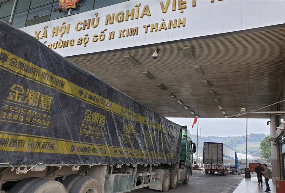 Hàng dài xe nông sản đang chờ xuất khẩu, khi Trung Quốc nối lại hoàn toàn hoạt động giao thương.