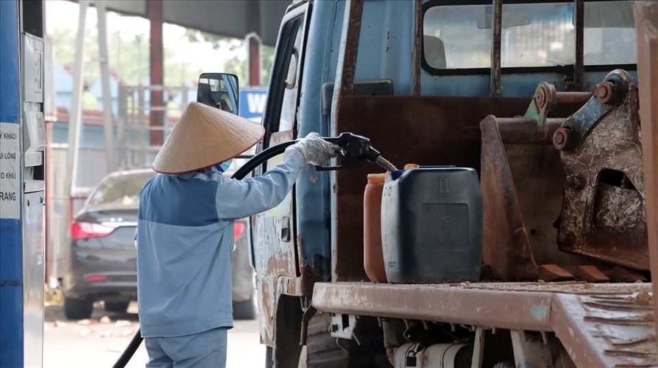 Dự báo giá xăng dầu có thể tăng sau quyết định giảm sản lượng của OPEC. Ảnh: Cường Ngô