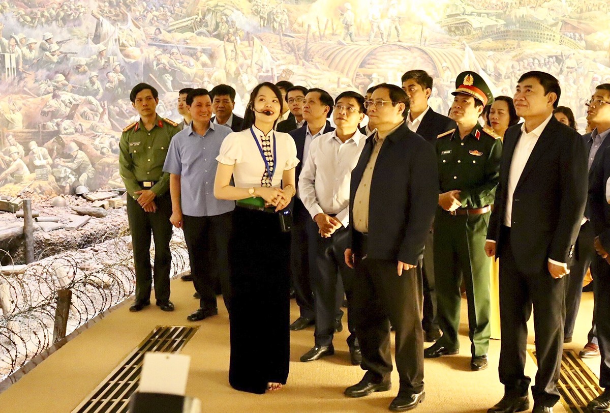 Thủ tướng và đoàn công tác tham quan Bảo tàng Chiến thắng Điện Biên Phủ. Ảnh: Bảo tàng Chiến thắng Điện Biên Phủ