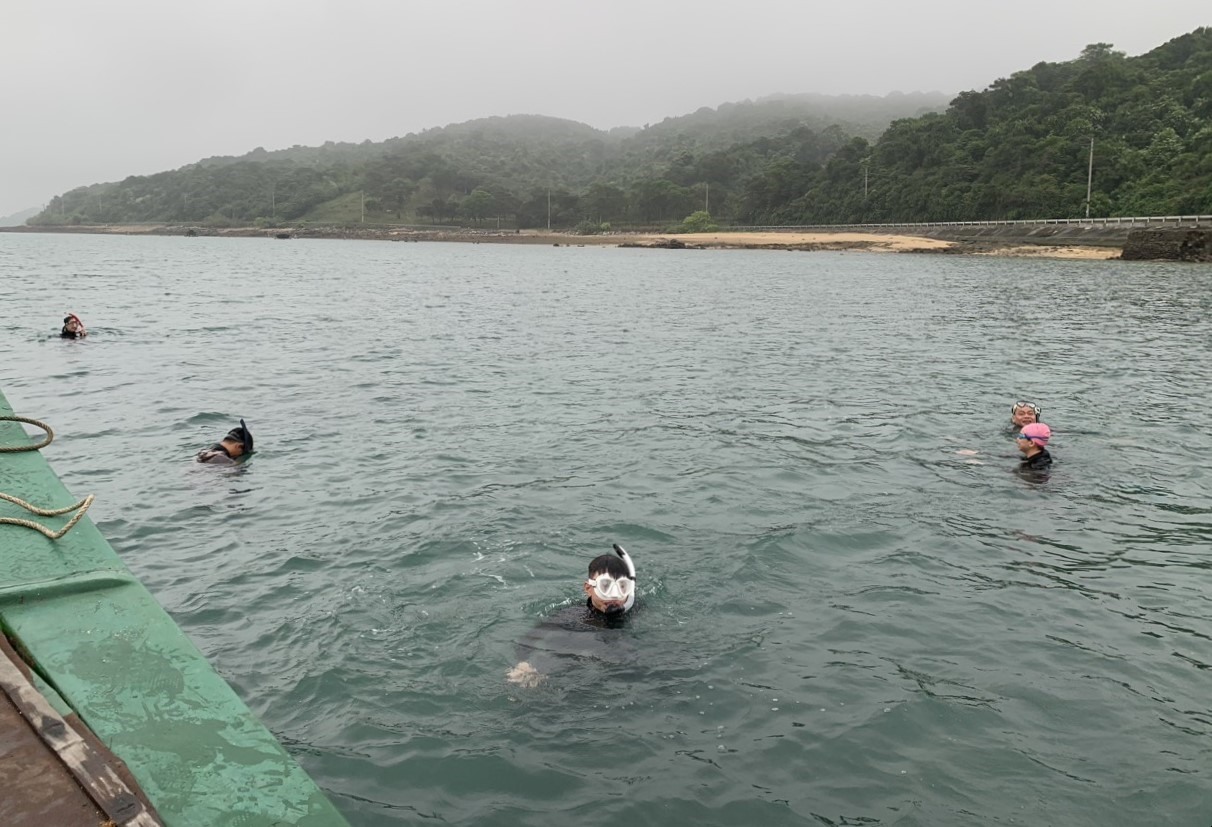 Tour khám phá rạn san hô tại xã Thanh Lân, huyện Cô Tô đang hút khách du lịch. Ảnh: Đoàn Hưng