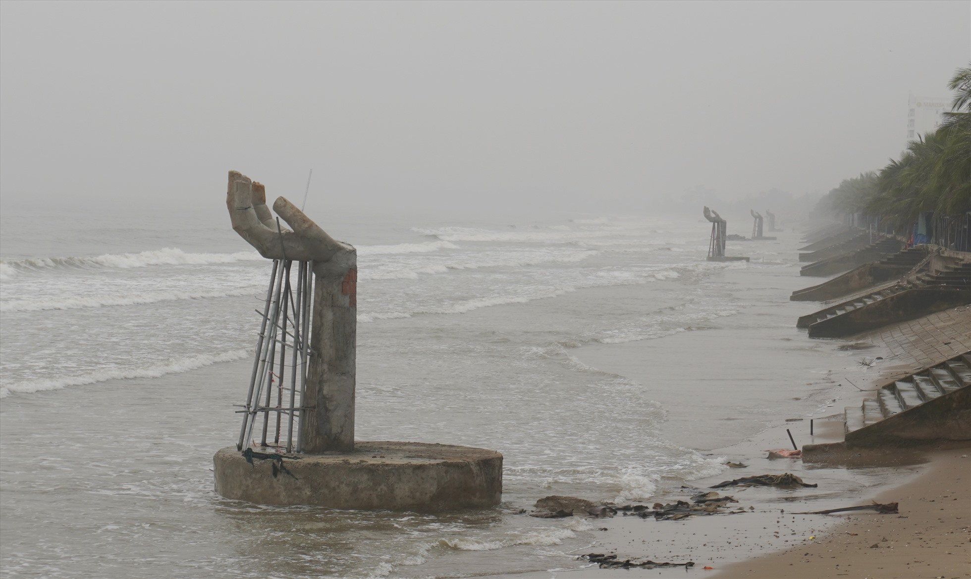 Những bàn tay khổng lồ xuất hiện trên bãi biển Hải Tiến (huyện Hoằng Hóa, Thanh Hóa). Ảnh: Quách Du