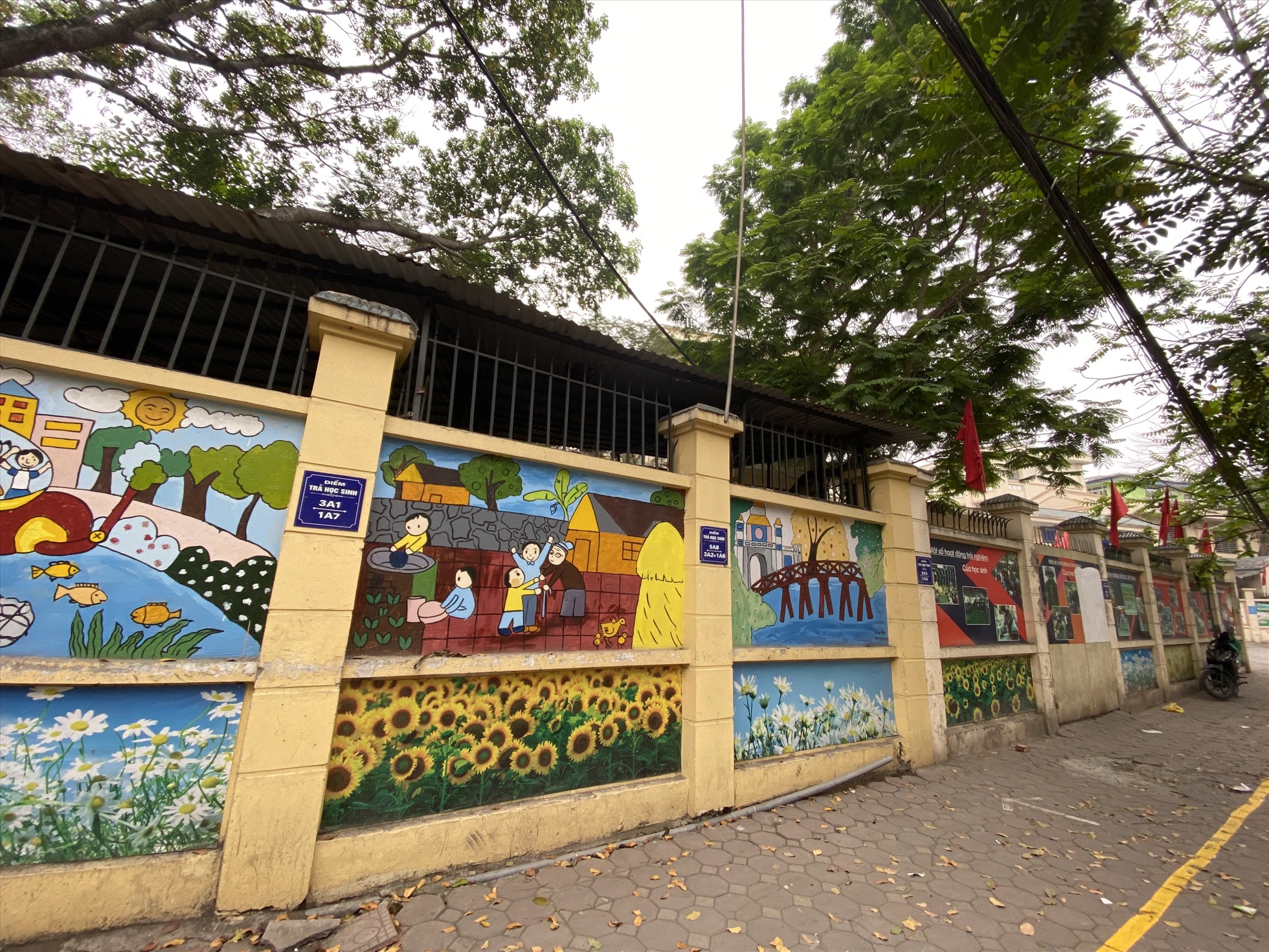 Tại cổng trường THCS Vĩnh Tuy được trang trí bằng tranh. Ảnh: Vĩnh Hoàng
