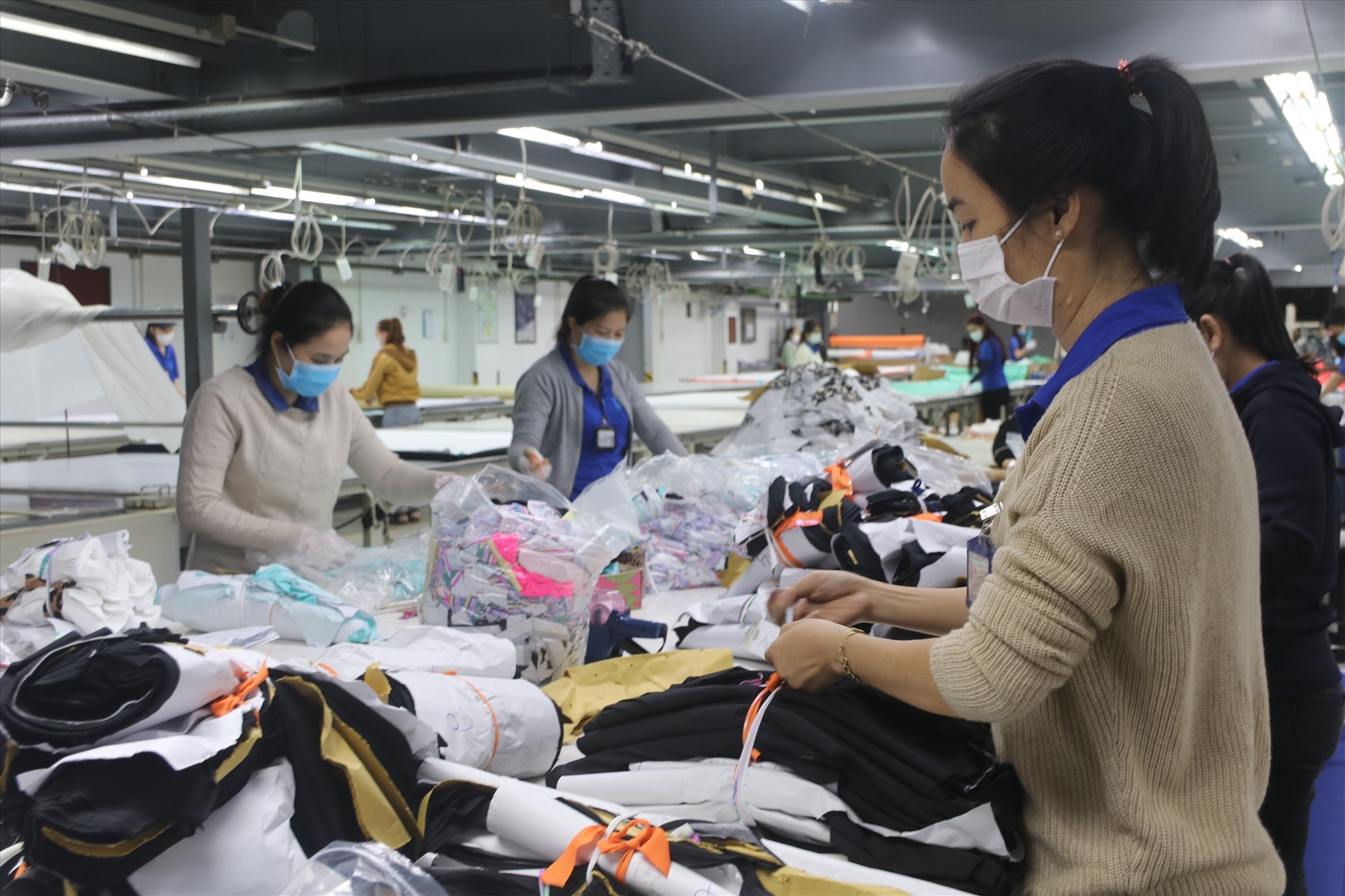 Cần cải thiện tình trạng bệnh nghề nghiệp cho công nhân lao động ngành may mặc. Ảnh: Phương Linh.