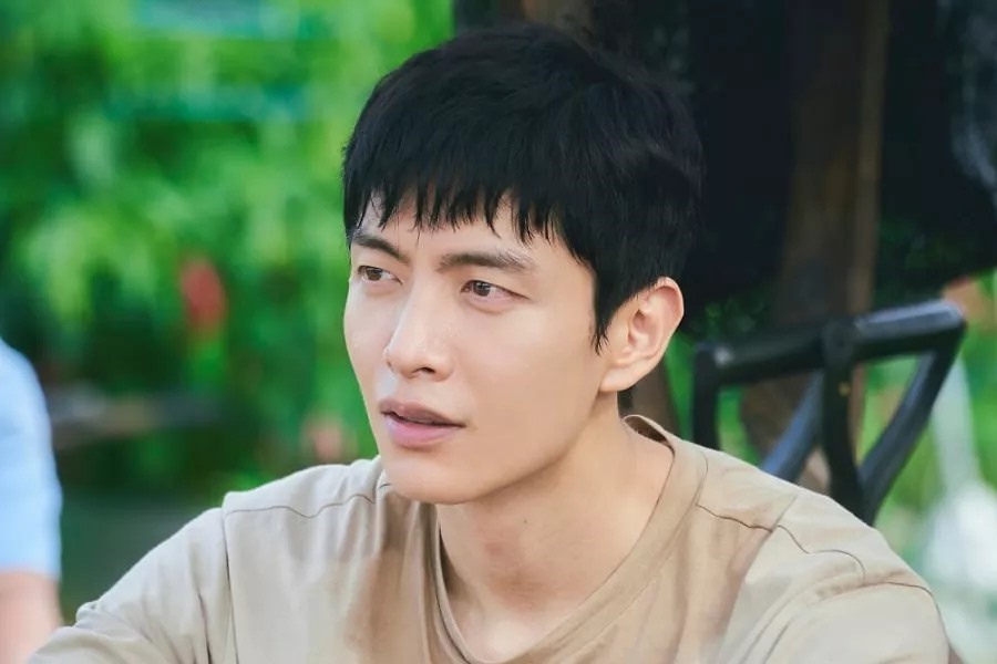Lee Min Ki đóng vai chàng trai kém may mắn trong tình yêu, sự nghiệp. Ảnh: Nhà sản xuất JTBC