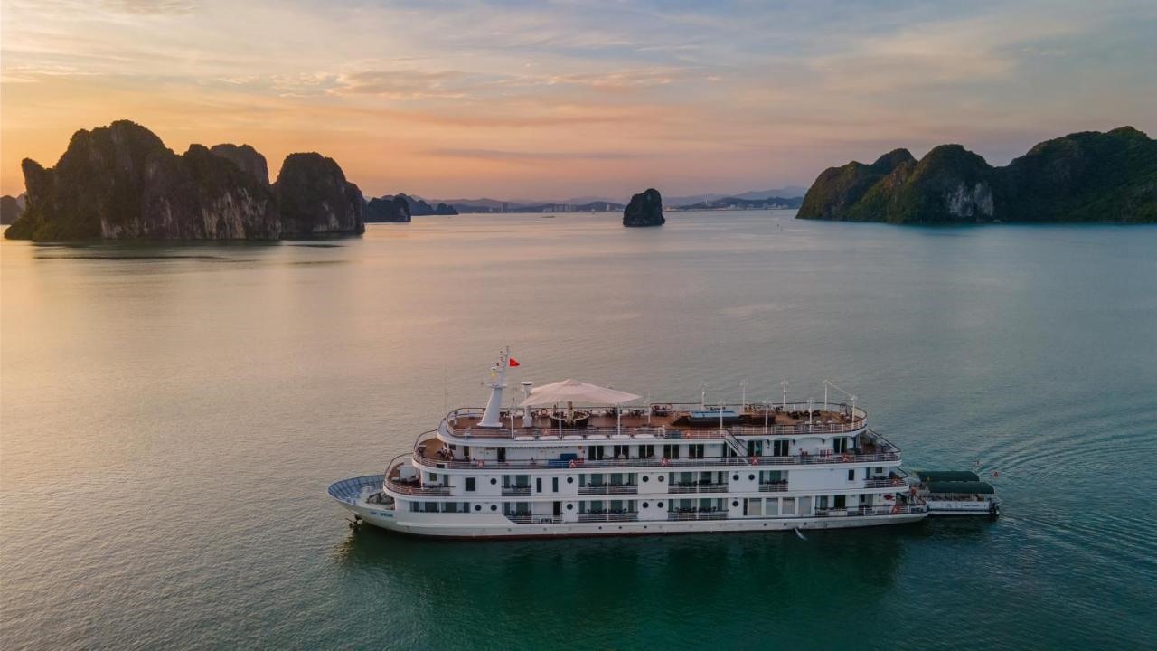 Paradise Cruise Du thuyền tiện nghi, sang trọng, dịch vụ cao cấp này là lựa chọn của nhiều khách du lịch trong và ngoài nước khi đến Hạ Long. Lưu trú tại đây, bạn sẽ được trải nghiệm nhiều hoạt động hấp dẫn như chèo kayak trại ngọc trai, hang Sáng Tối, chinh phục đỉnh núi đảo Titop, tham quan làng chài Việt Hải hay có thể nằm dài trên ghế nhâm nhi tách trà, ngắm những tia nắng hoàng hôn trên vịnh Lan Hạ đầy mộng mơ, hòa mình với thiên nhiên sau những ngày làm việc. Giá tour 2 ngày 1 đêm khoảng 2.000.000 đồng/người.