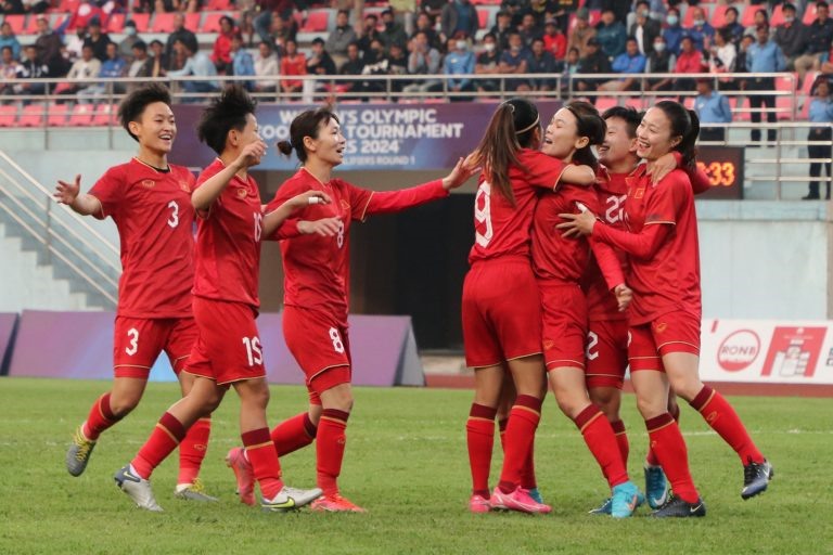 Khởi đầu thuận lợi tại vòng loại thứ nhất Olympic 2024 giúp tuyển nữ Việt Nam có tinh thần trước thềm SEA Games 32. Ảnh: LĐBĐ Nepal