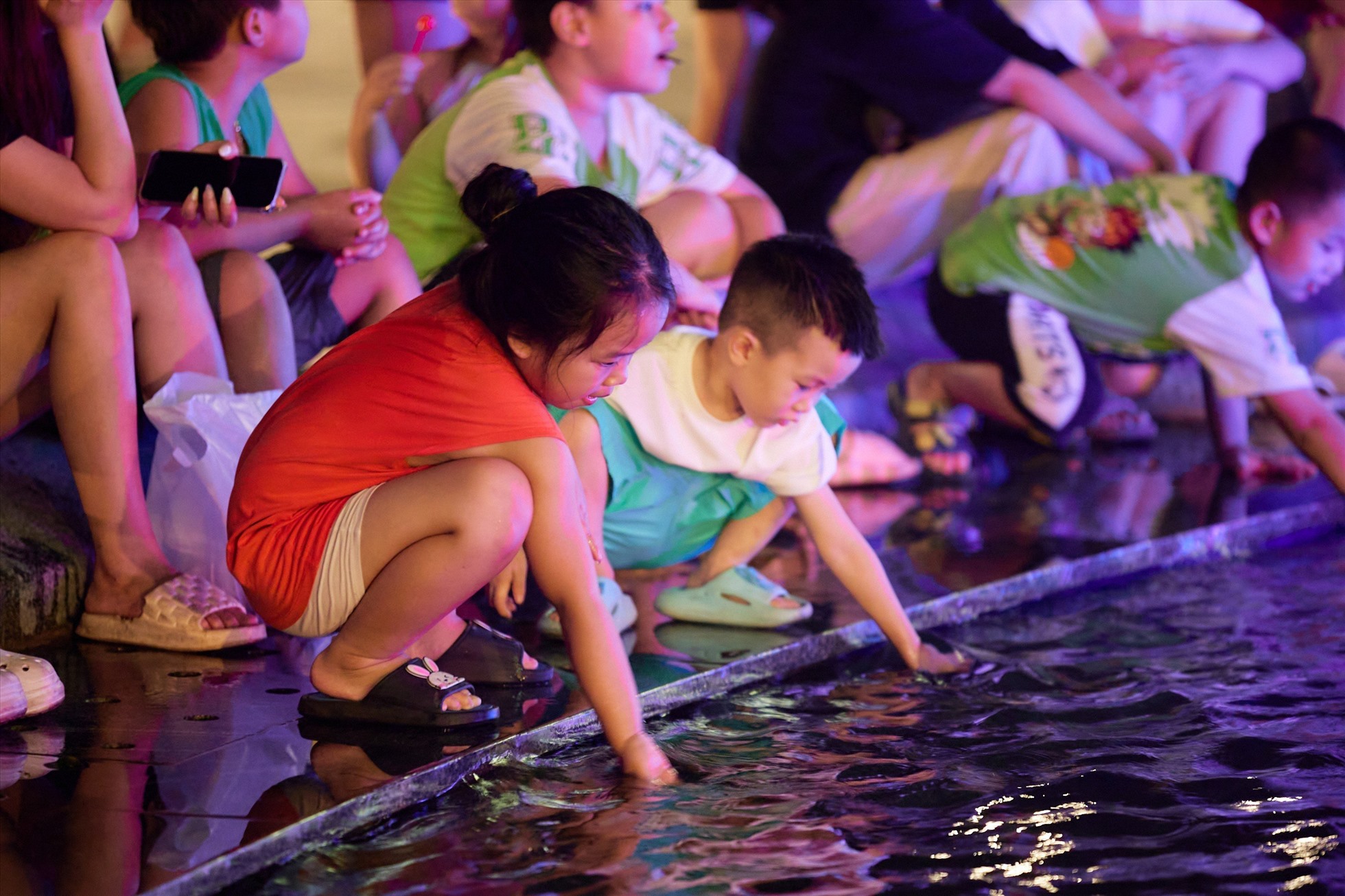 Đặc biệt, các trẻ nhỏ tỏ ra rất thích thú khi tham gia vào show trình diễn nhạc nước. Ảnh: Minh Hoàng