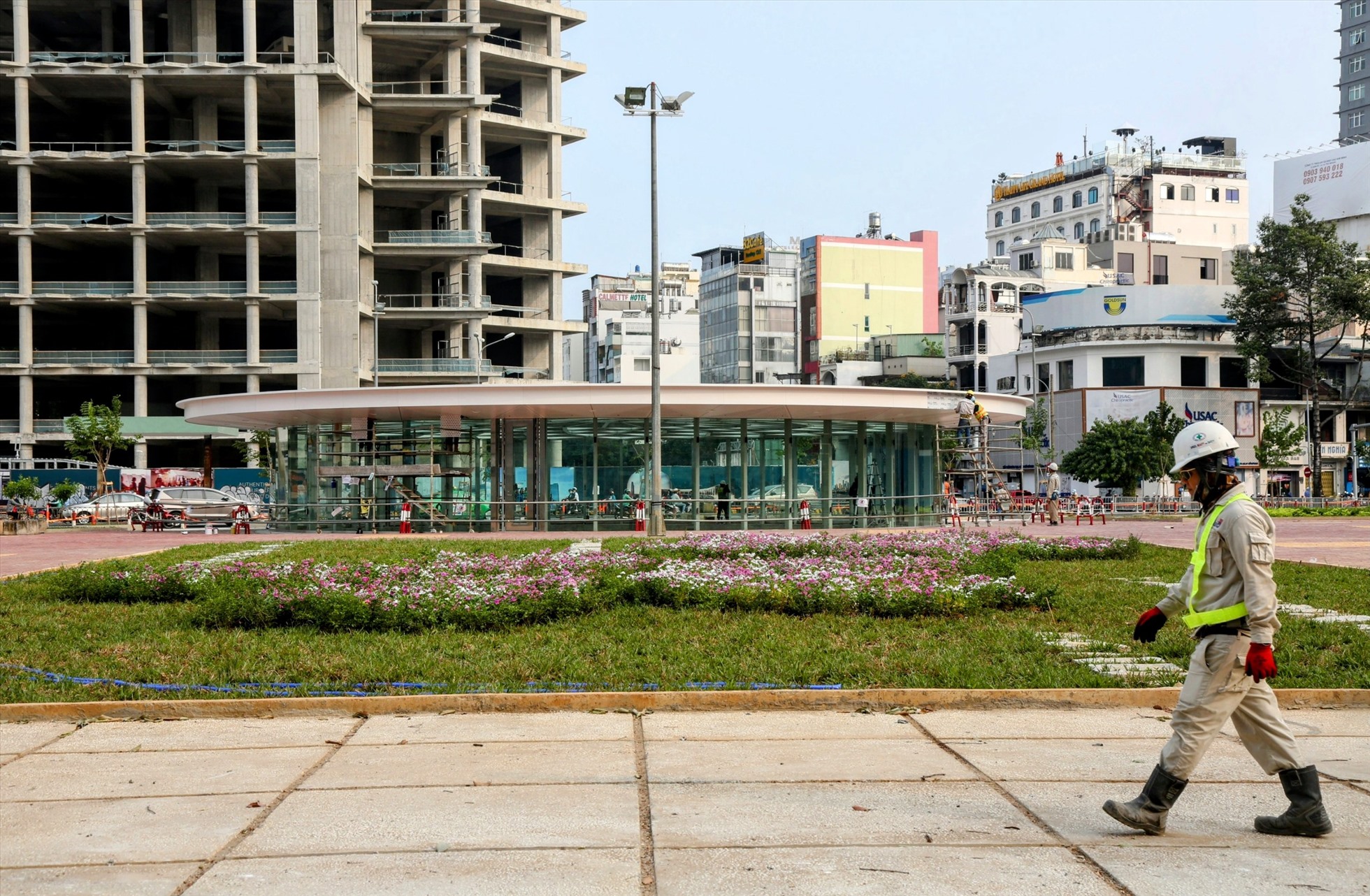 Điểm nổi bật của tuyến metro số 1 là nhà ga Trung tâm Bến Thành được thiết kế ngầm dài 236 m, rộng 60 m, độ sâu khoảng 32 m, gồm 4 tầng.