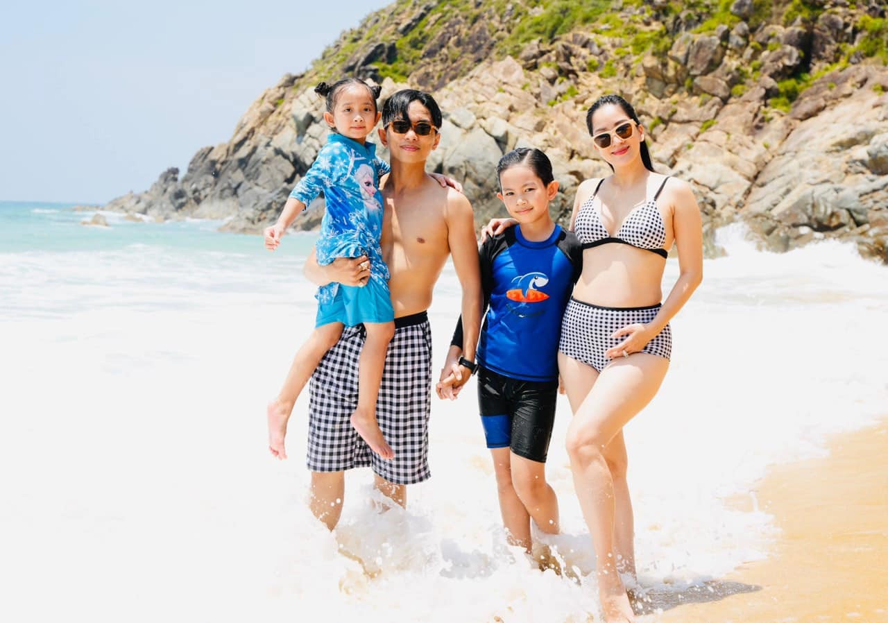 Gia đình Khánh Thi - Phan Hiển đưa 2 con Ku Bi và Anna đi chơi biển. Từ khi bé Ku Bi đoạt huy chương Vàng Syllabus World Championship 2023 đến nay, gia đình họ chưa có dịp đi xa cùng nhau.