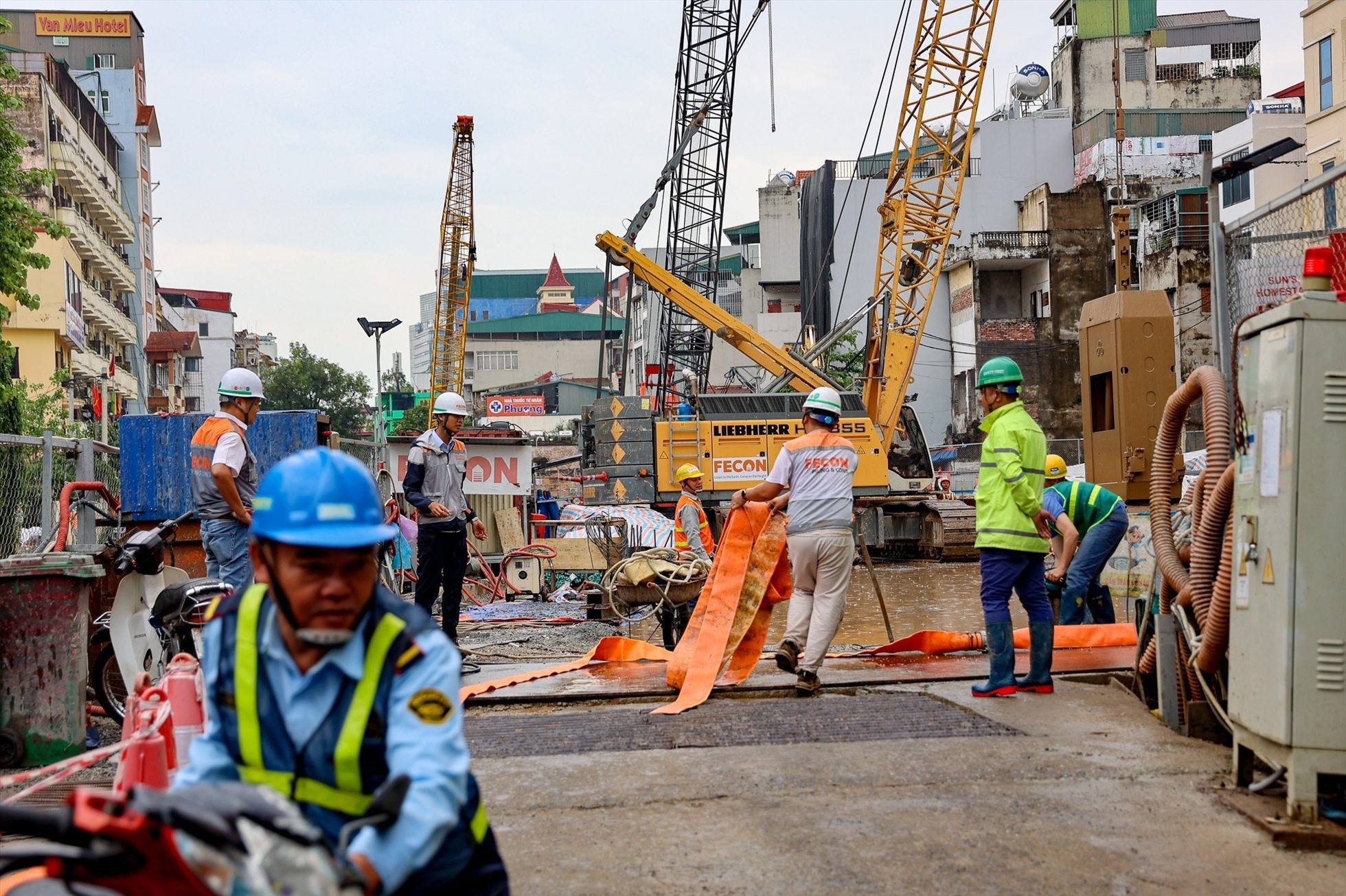 Các tổ đội công nhân tự nguyện tạm gác lại niềm vui sum họp gia đình, tập trung sức lực, bám công trường, làm xuyên kỳ nghỉ lễ.