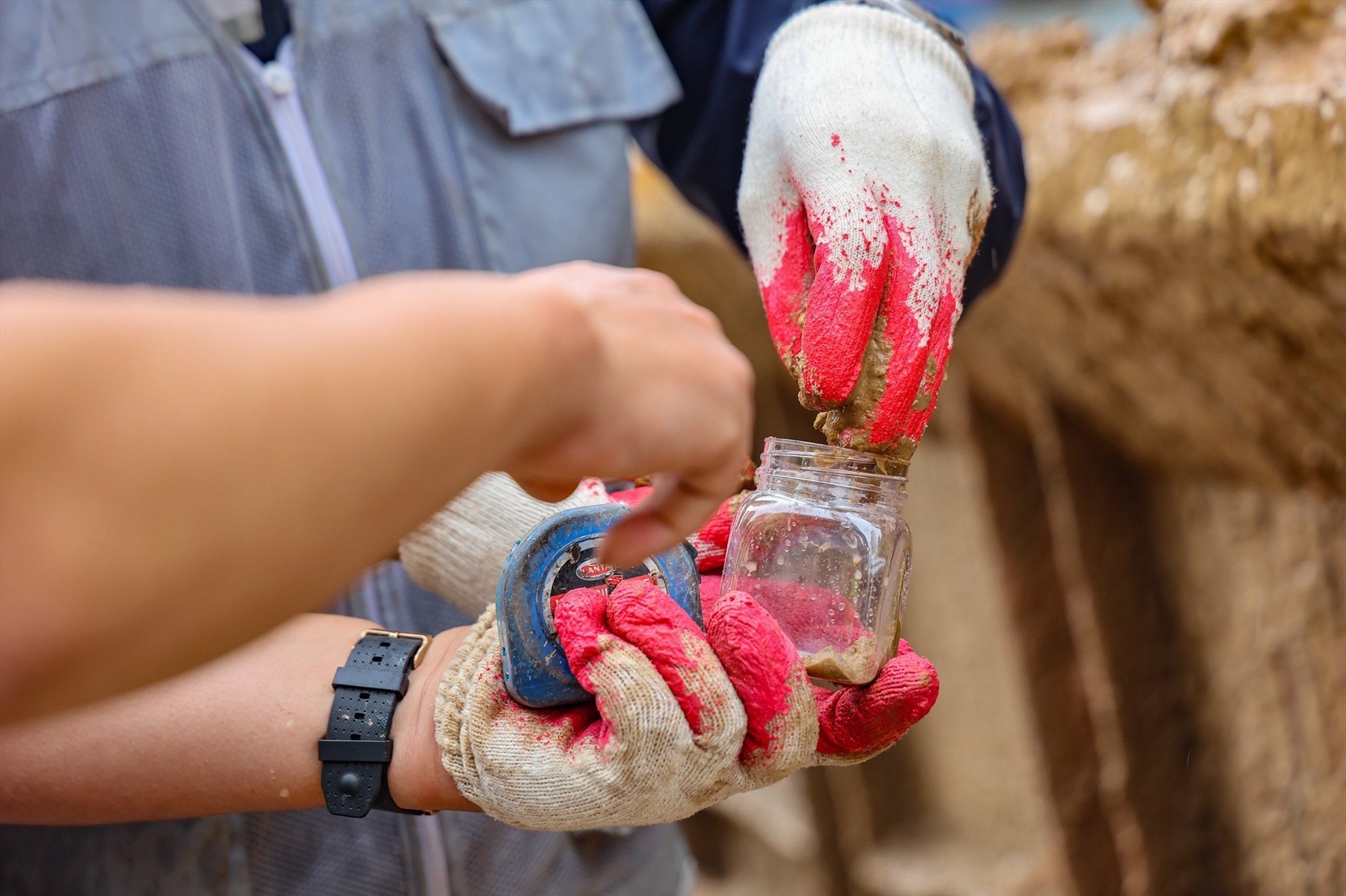 Trong quá trình thi công, Nhà thầu sẽ tuân thủ các yêu cầu về an toàn và chất lượng trong quá trình làm việc và đặc biệt là đối với công tác quan trắc và quản lý giao thông ở các khu vực công trường