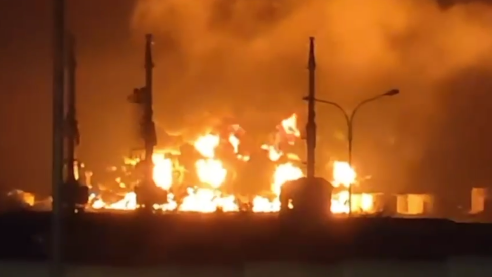 Kho dầu ở Sevastopol, Crimea bốc cháy hôm 29.4. Ảnh: Telegram Thống đốc Sevastopol