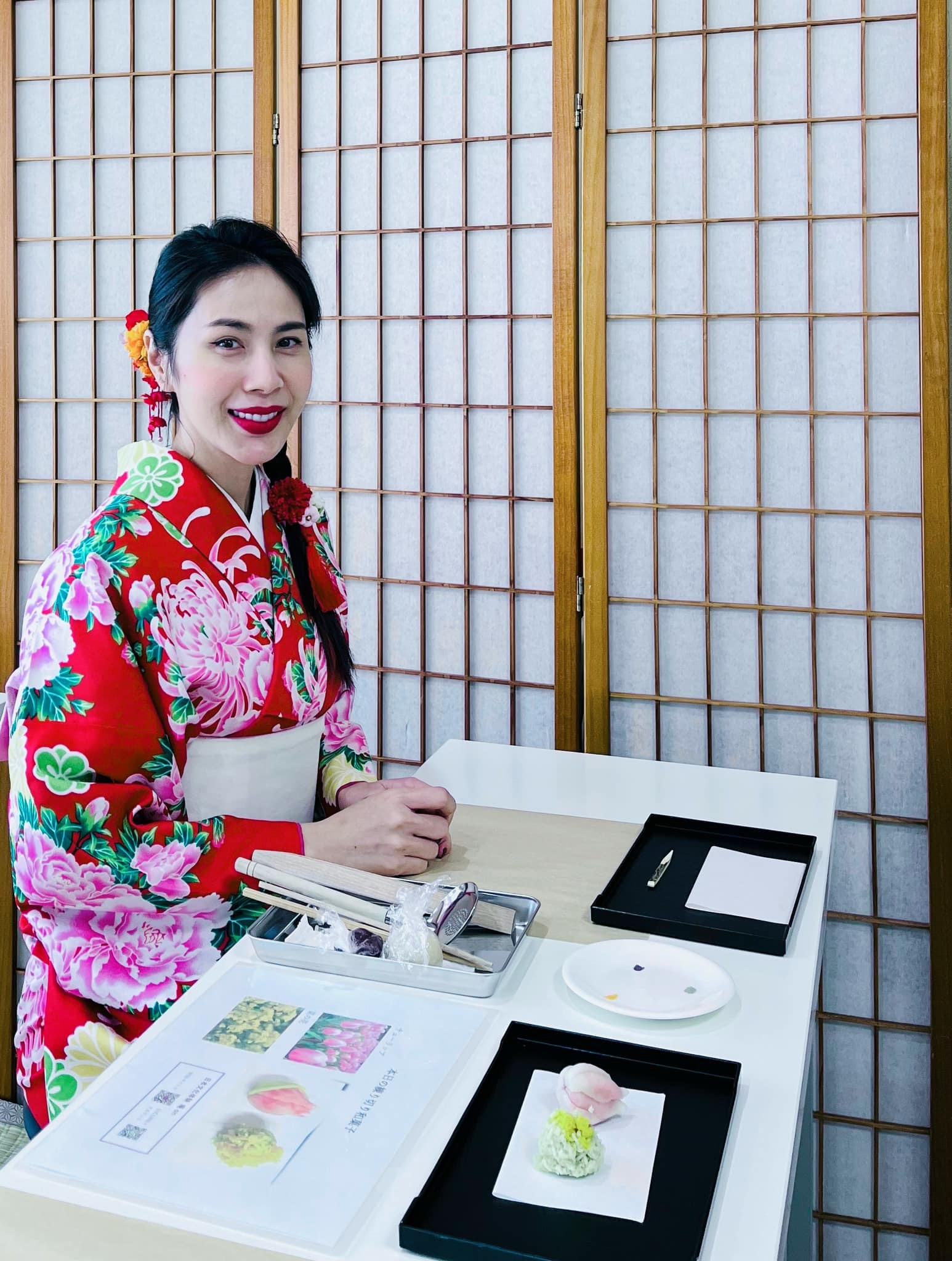 Thủy Tiên mặc trang phục truyền thống Nhật Bản khi dạo chơi ở Kyoto.
