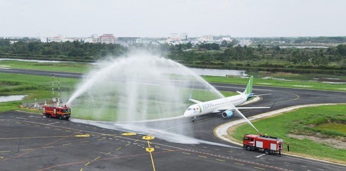 Chuyến máy bay thẳng thương mại đầu tiên từ Hà Nội đáp xuống Cảng hàng không Cà Mau. Ảnh: Nhật Hồ