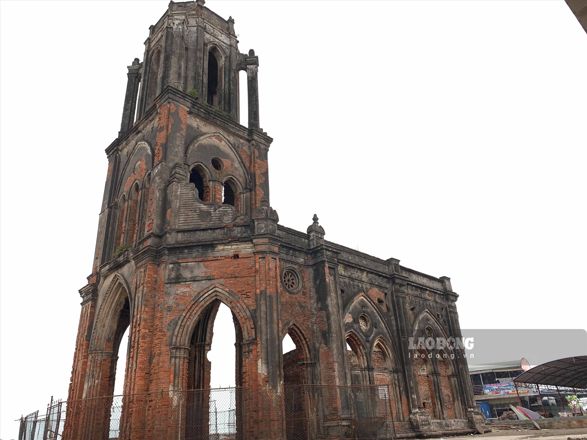 Nhà thở đổ chính là chứng tích Tháp chuông nhà thờ đổ trên bãi biển xã Hải Lý là dấu tích còn lại của nhà thờ họ Lái Tim Chúa (Trái Tim Chúa) có từ năm 1877 thuộc làng chài Xương Điền.