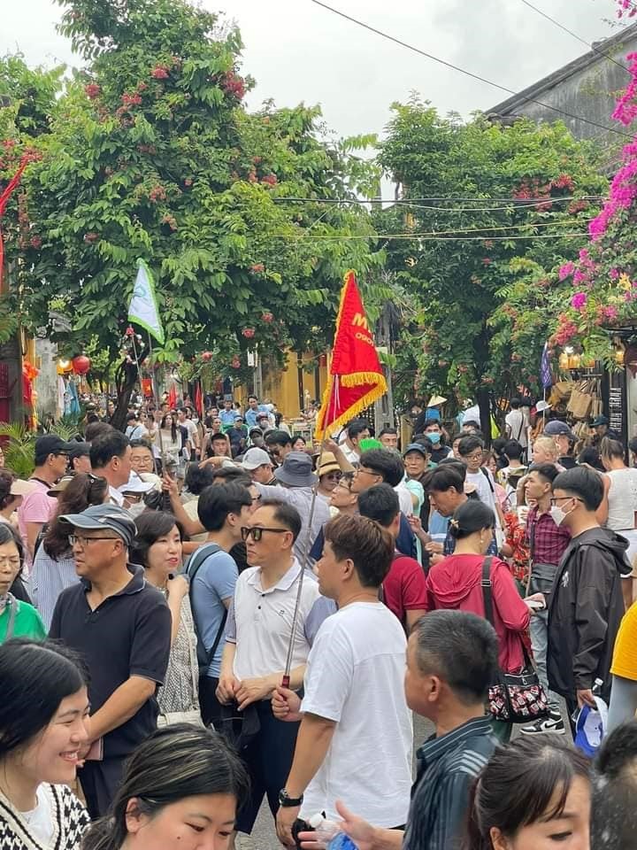 TP Hội An cho biết trong 2 ngày lễ ước tính có khoảng 12 nghìn du khách mua vé tham quan phố cổ. Ảnh Hoàng Bin