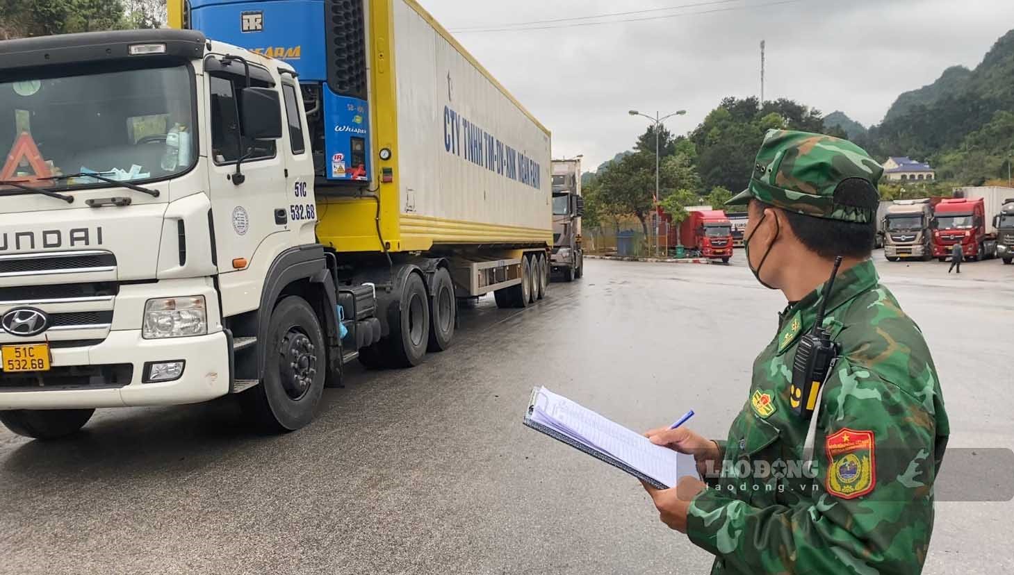 Lực lương biên phòng tăng cường quân số tối đa, điều tiết phương tiện để đảm bảo xuất nhập khẩu thông suốt. Ảnh: Trần Tuấn