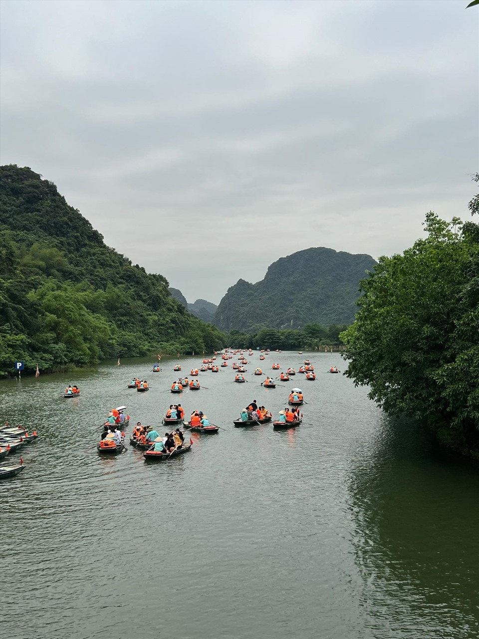 Trước đó, Ban quản lý Khu du lịch sinh thái Tràng An đã chuẩn bị sẵn sàng để đón lượng khách lớn đổ về trong kỳ nghỉ lễ năm nay. Lực lượng an ninh, bán vé sẵn sàng hỗ trợ du khách, tránh tình trạng khách phải chờ đợi lâu, chen lấn tại các thuyền.