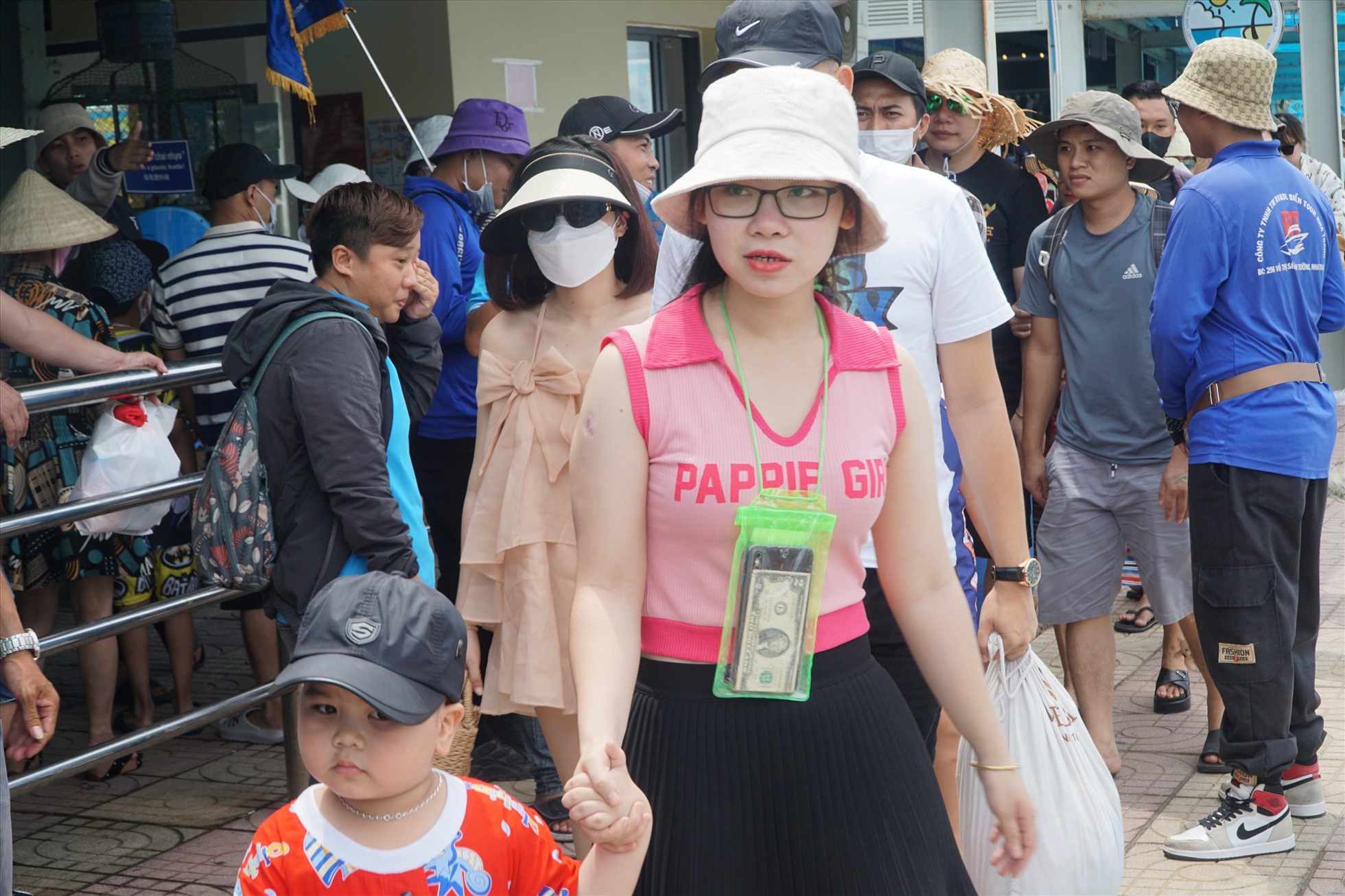 Mặc dù thời tiết oi bức nhưng dòng người đi du lịch Nha Trang vẫn rất đông. Ảnh: Hữu Long