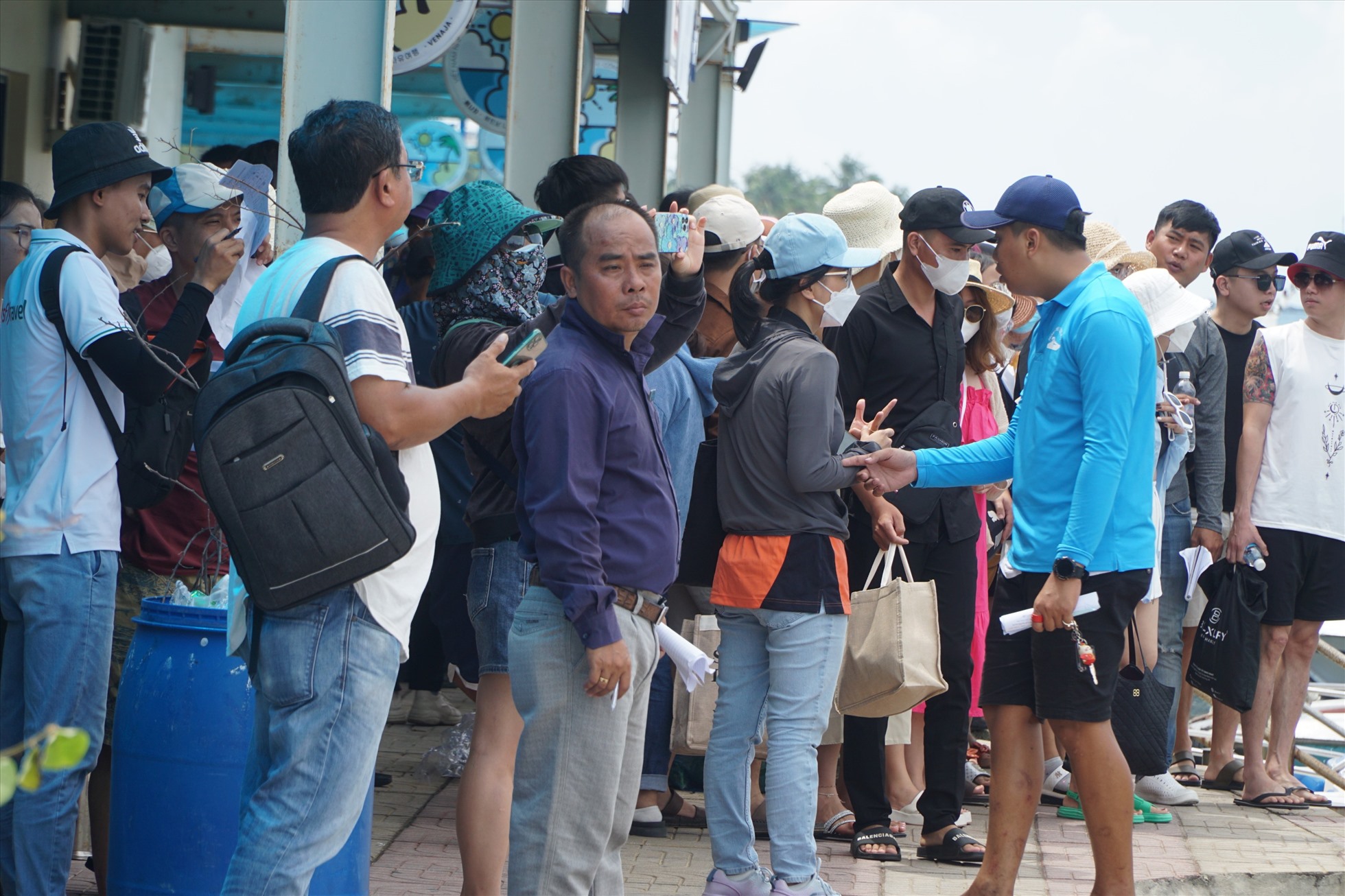 Mặc dù thời tiết oi bức nhưng dòng người đi du lịch Nha Trang vẫn rất đông. Ảnh: Hữu Long