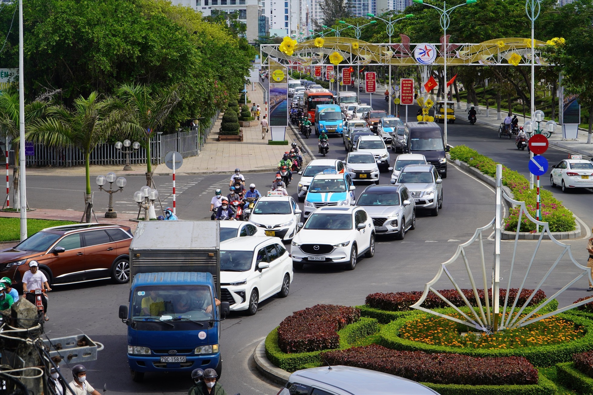 Đoàn xe ô tô nối đuôi nhau vào trung tâm TP Nha Trang. Ảnh: Hữu Long