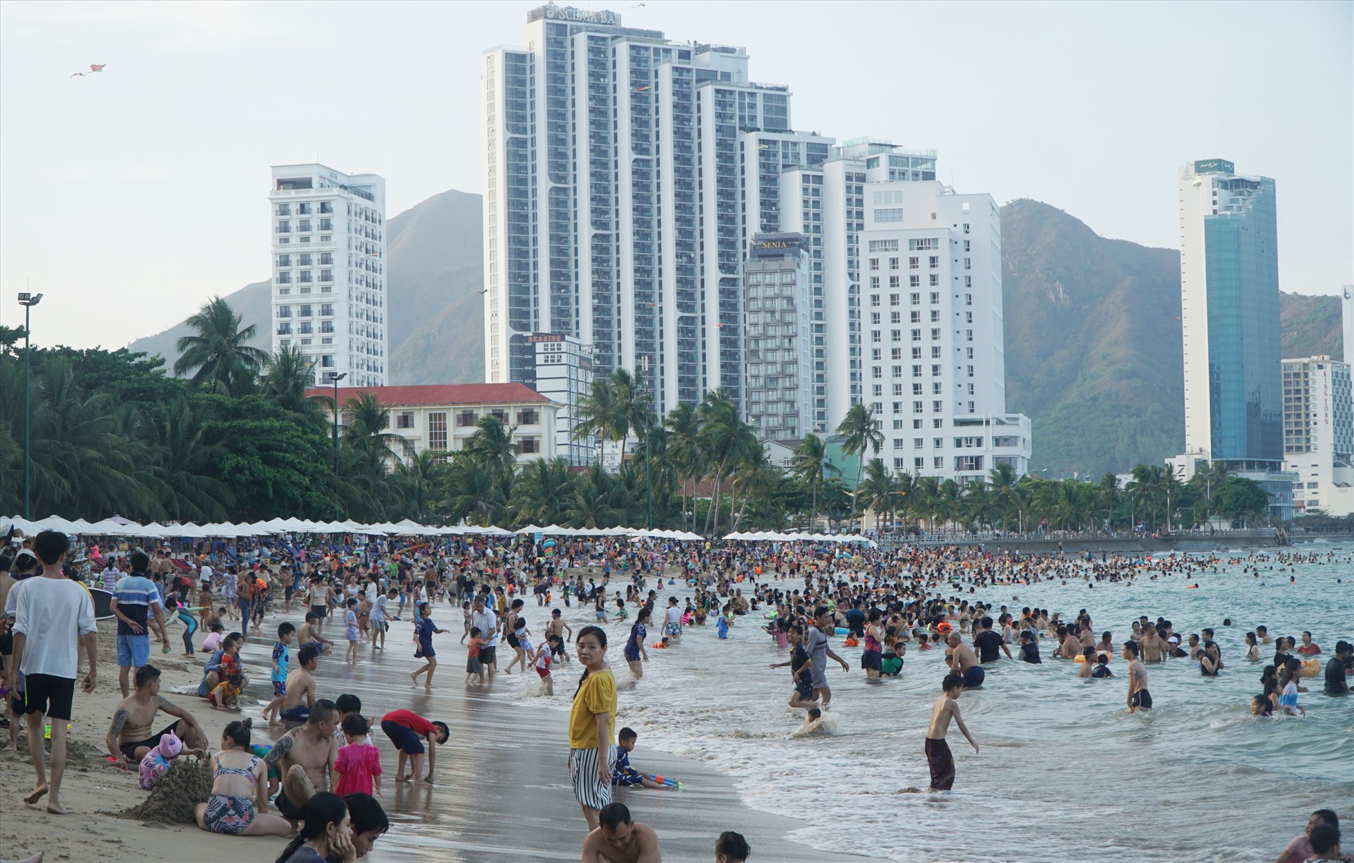 Biển Nha Trang đông đen người dân đi tắm. Ảnh: Hữu Long