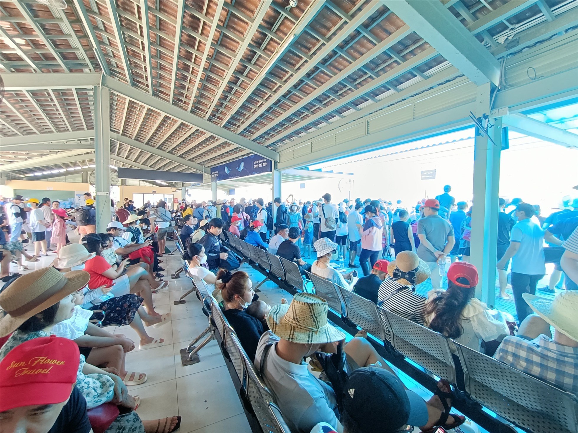 Du khách háo hức đi tham quan tour đảo Nha Trang. Ảnh: Hữu Long