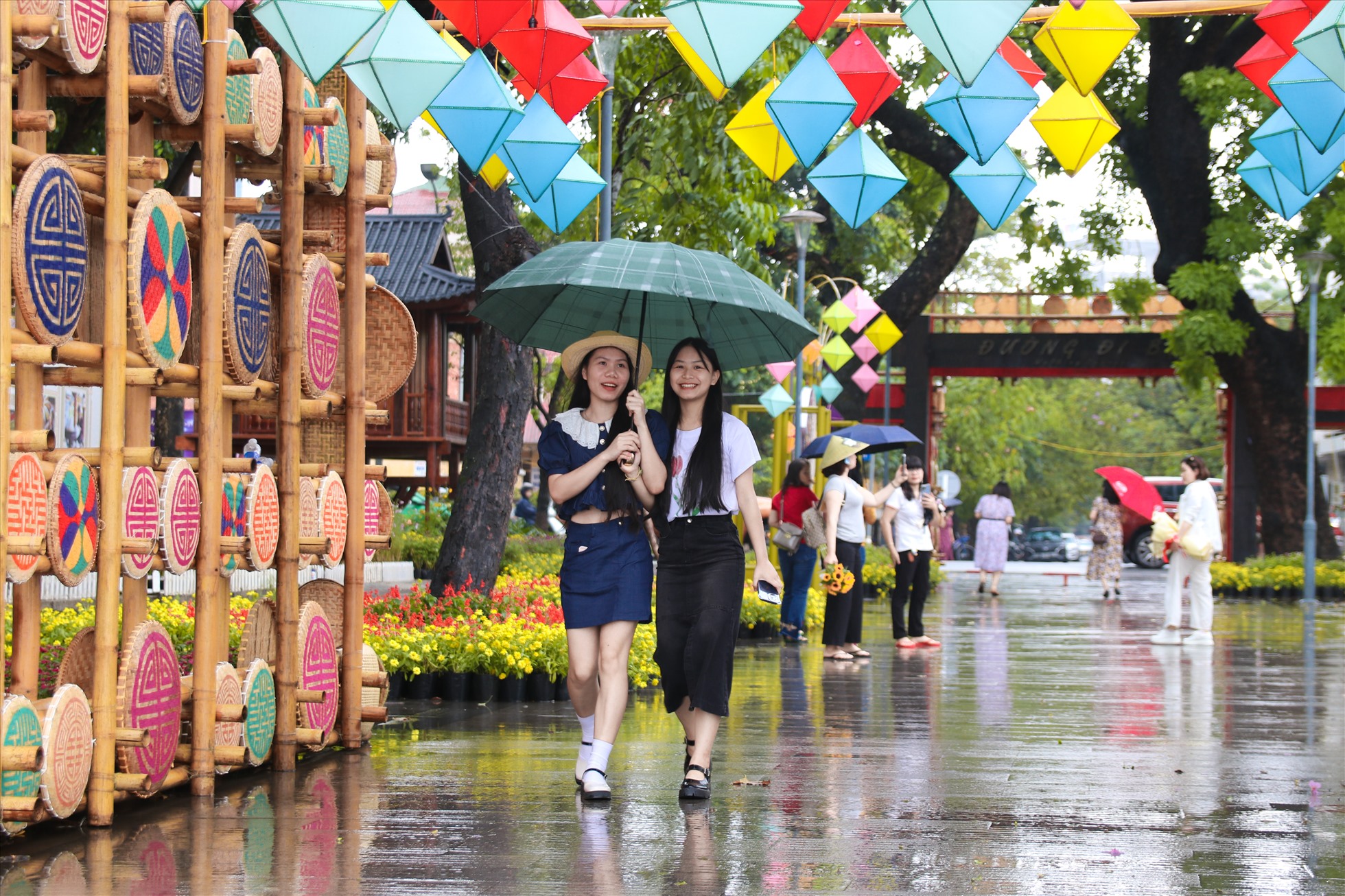 Festival NTT Huế  với chủ đề “Tinh hoa nghề Việt” đang diễn ra được gần một nửa chặng đường, các gian hàng nghề truyền thống và các không gian thơ mộng được chuẩn bị trưng bày từ những ngày trước khai mạc đến nay, thu hút rất nhiều người đến trải nghiệm.