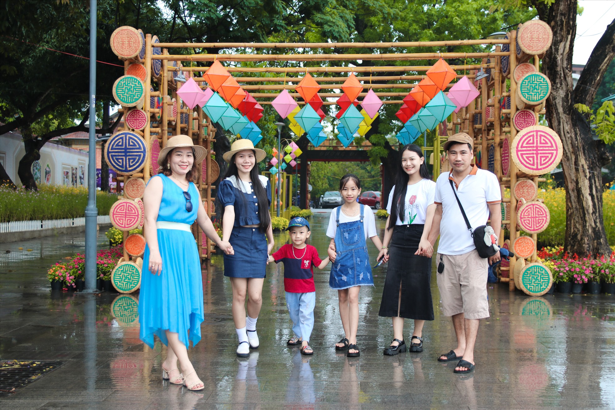 hông gian hoa ở đường đi bộ Nguyễn Đình Chiểu là nơi thu hút đông đảo người dân và du khách đến check-in bên cạnh là những chiếc ô.