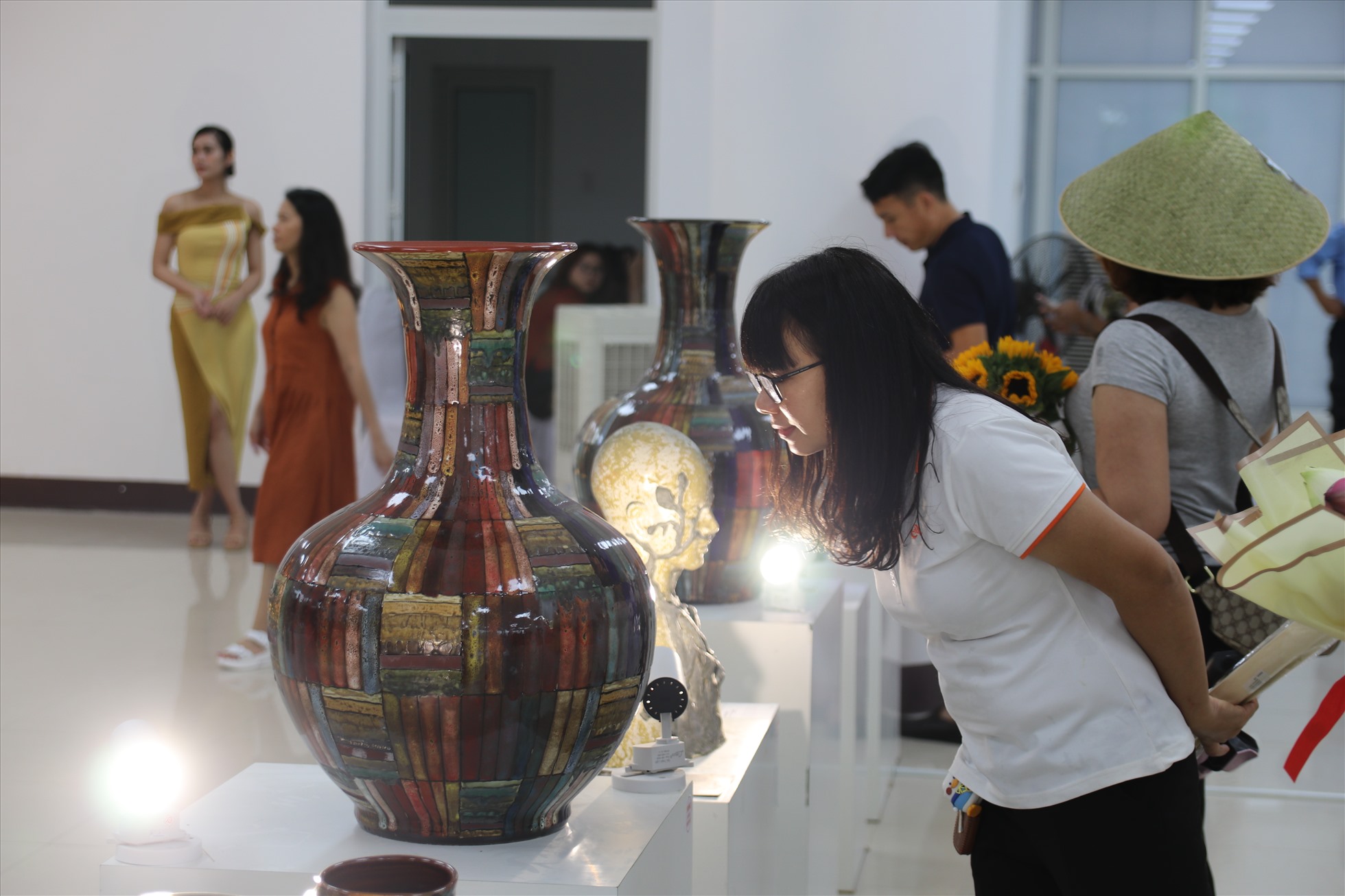 Ngoài không gian ngoài trời, rất nhiều du khách chọn các triển lãm trong nhà để trải nghiệm, với vô số sản phẩm thủ công, hiện vật quý được trưng bày.