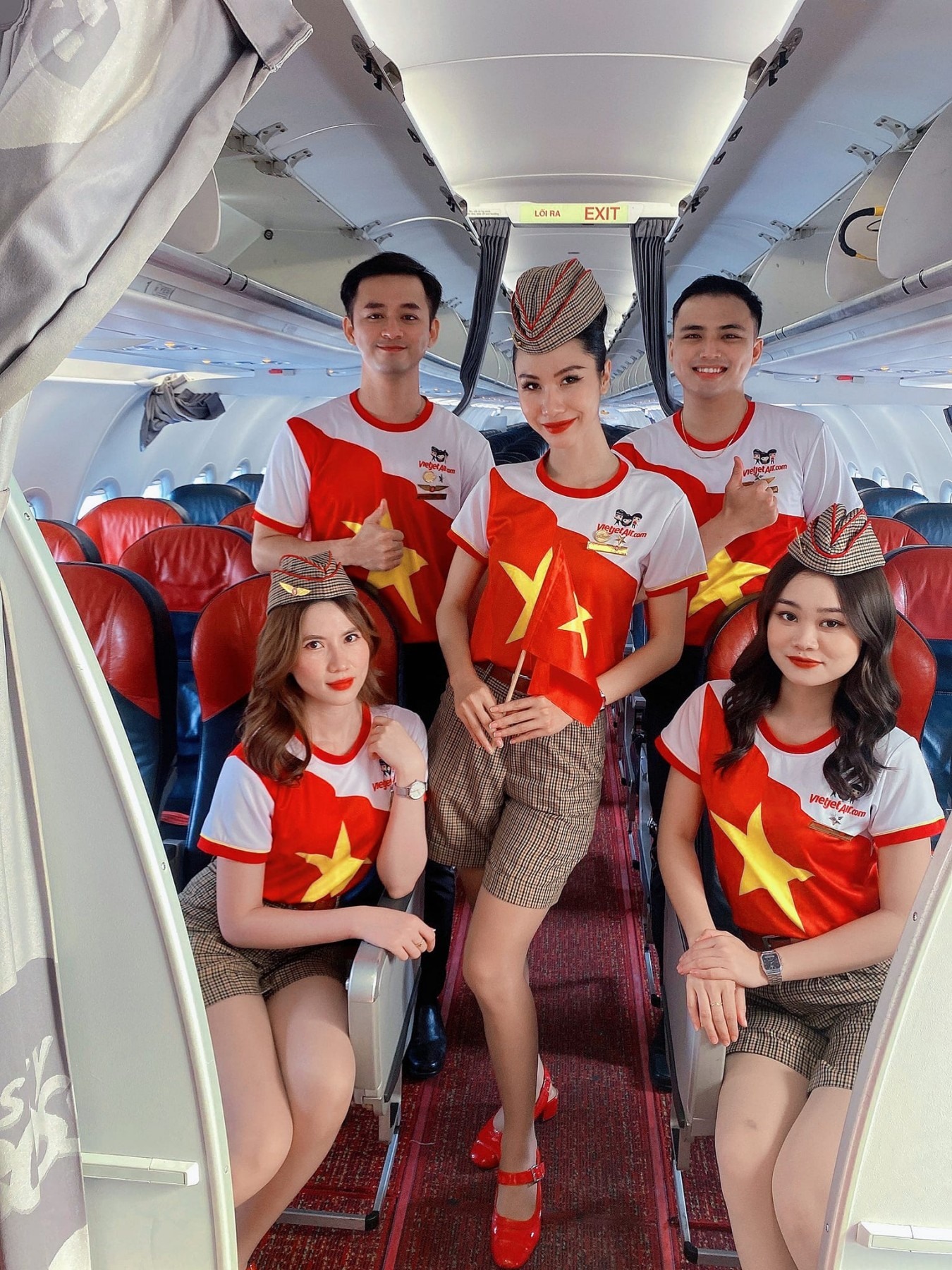 Các tiếp viên Vietjet trước hành trình bay khắp Việt Nam và quốc tế trong ngày lễ.