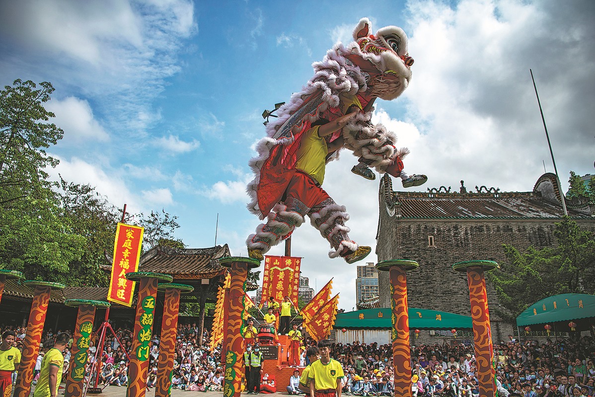 “Tôi chưa bao giờ tưởng tượng khách du lịch đông như vậy. Điều đó thực sự làm tôi kinh ngạc“, Wang Yalu, 32 tuổi đến từ Hàng Châu, tỉnh Chiết Giang, đang tận hưởng kỳ nghỉ của mình ở Tam Á, một thành phố ven biển ở tỉnh Hải Nam, nói về chuyến du lịch 4 ngày cùng gia đình cô. Wang Yalu đặt chuyến đi từ một tháng trước. “Đây là thời điểm rất tốt để du lịch cùng gia đình, nhưng giá khá cao. Chuyến đi tiêu tốn của chúng tôi gần 20.000 nhân dân tệ (2.900 USD)“.