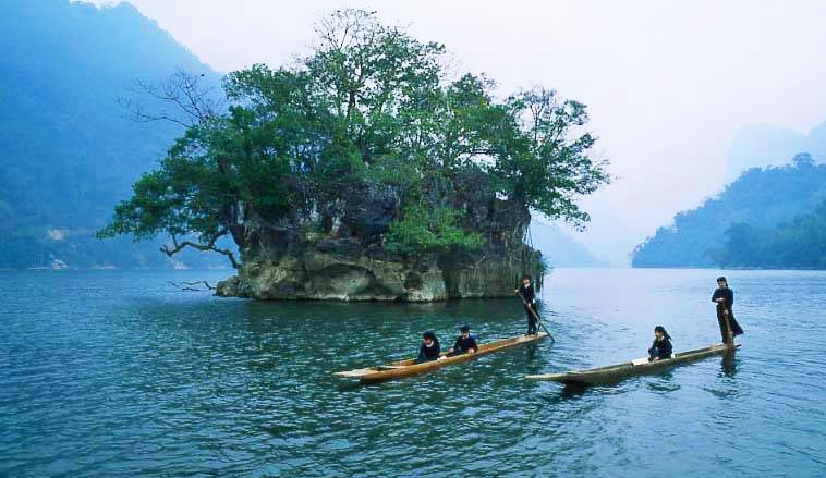 Hồ Ba Bể với làn nước trong xanh, cảnh sắc nên thơ cùng văn hoá độc đáo của đồng bào dân tộc bản địa.