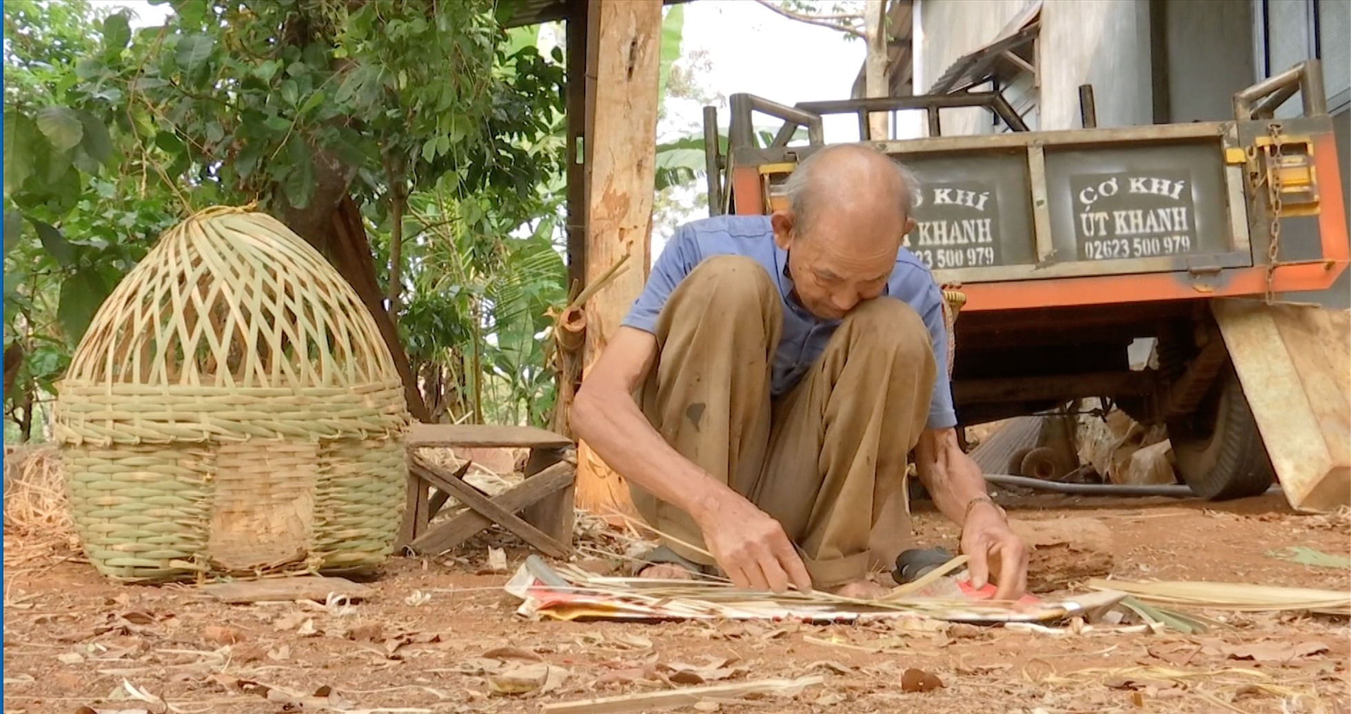 Ở Đắk Lắk hiện chỉ còn rất ít người biết làm nghề đan lát. Ảnh: Bảo Trung