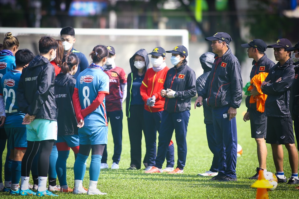 Chiều 1.5, đội tuyển nữ Việt Nam có buổi tập tại sân NIPES. Đây là buổi tập đầu tiên của thầy trò huấn luyện viên Mai Đức Chung sau khi có mặt ở Campuchia vào tối 30.4.