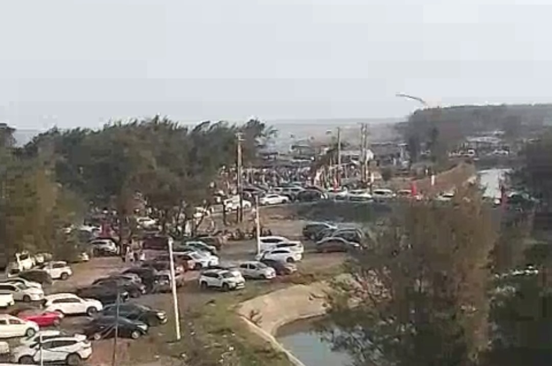 Lượng du khách dồn về đông đúc khiến đường ra biển Cồn Vành tắc khoảng 2 km vào chiều nay (1.5). Ảnh: Bá Dương