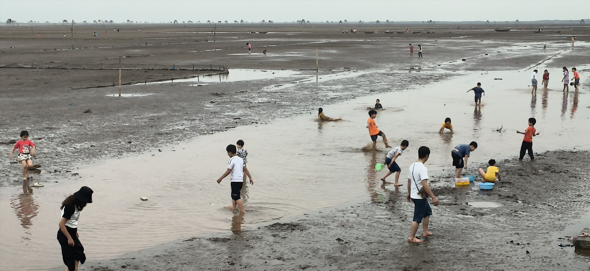 Cùng với bãi biển Cồn Vành, bãi biển Đồng Châu cũng rất hút khách dịp nghỉ lễ năm nay. Ảnh: Bá Dương