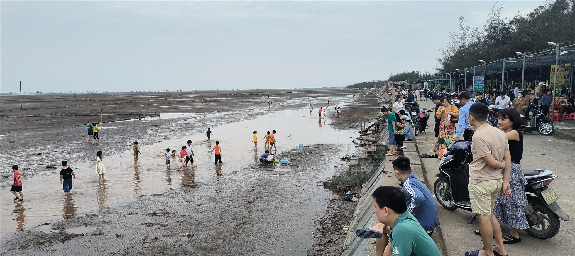 Cùng với bãi biển Cồn Vành, bãi biển Đồng Châu cũng rất hút khách dịp nghỉ lễ năm nay. Ảnh: Bá Dương