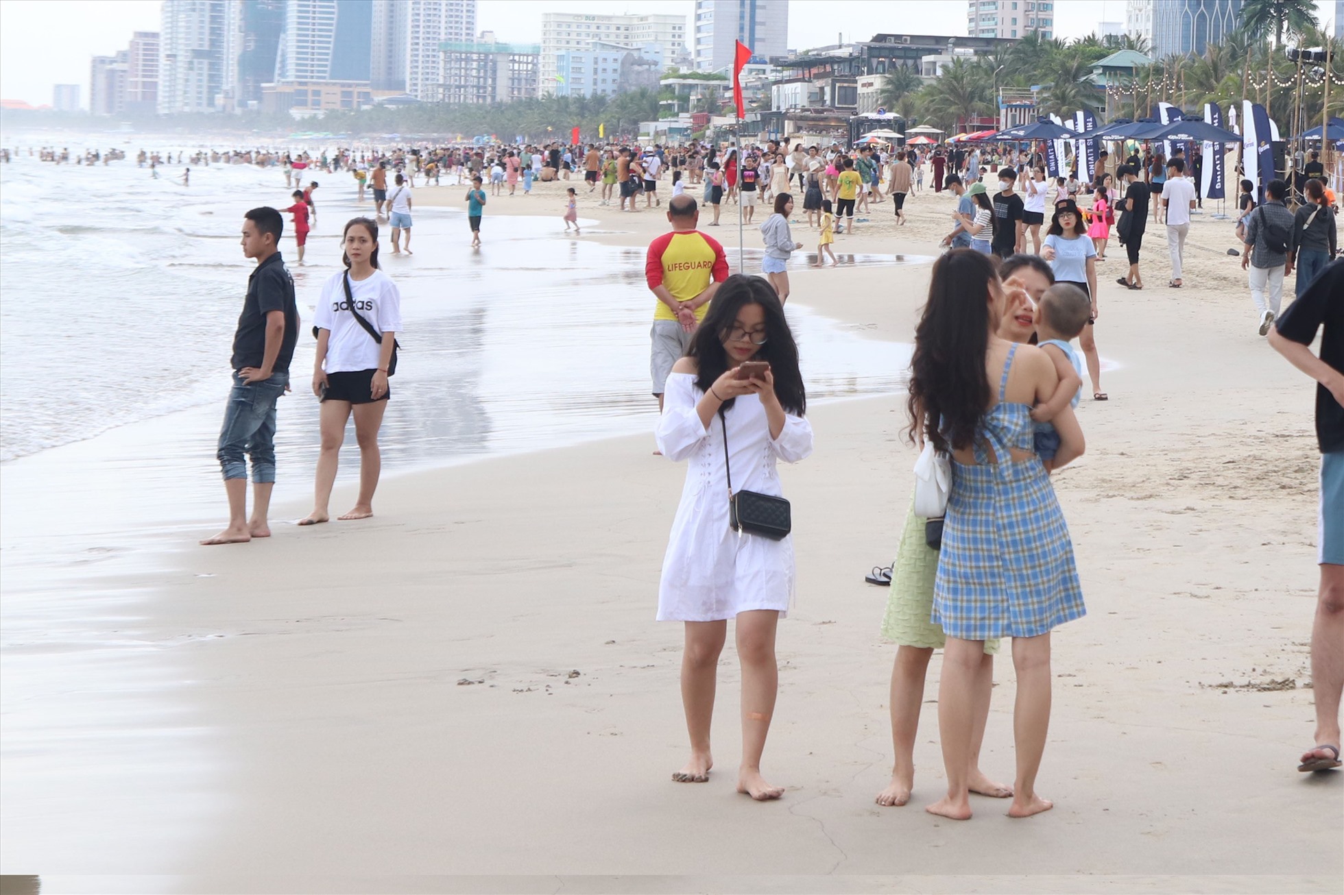 Hình ảnh du khách đông kín các điểm du lịch ở Đà Nẵng