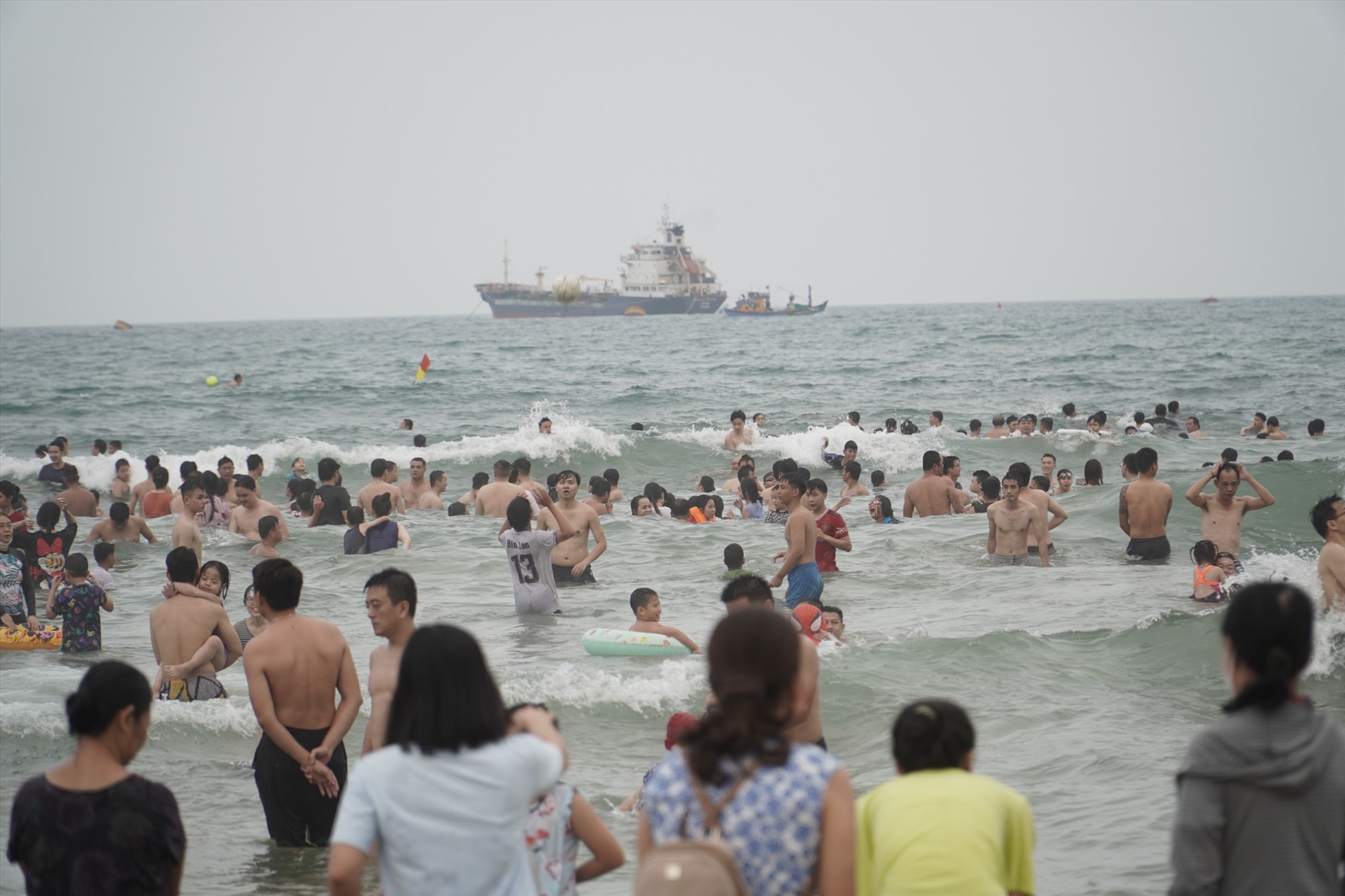 Hàng nghìn du khách đổ về các bãi biển Đà Nẵng trong dịp lễ 30.4 – 1.5, tạo nên không khí sôi động, náo nhiệt.