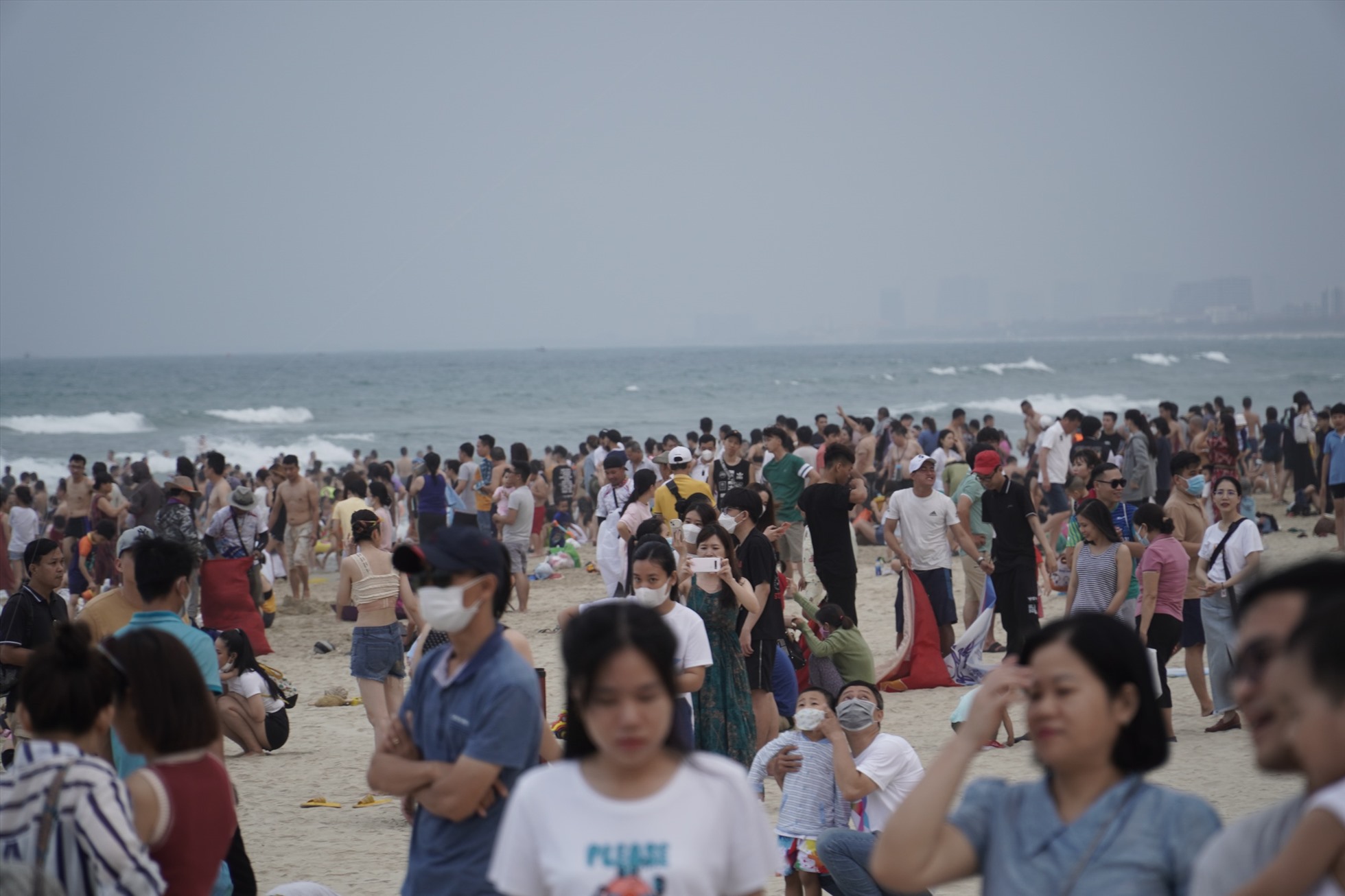 Dịp nghỉ lễ 30.4-1.5, Đà Nẵng đón một lượng lớn du khách đến tham quan, du lịch.