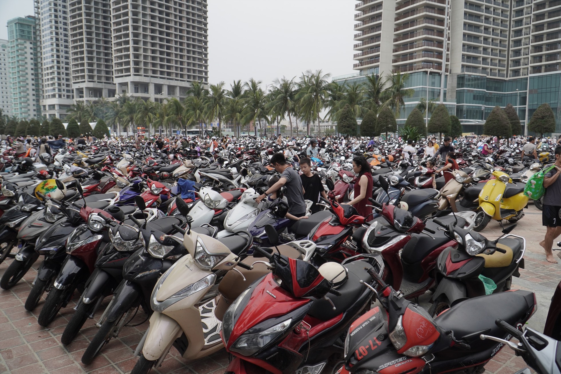 Bãi gửi xe ở bãi biển Đà Nẵng đông nghịt xe máy của khách du lịch.