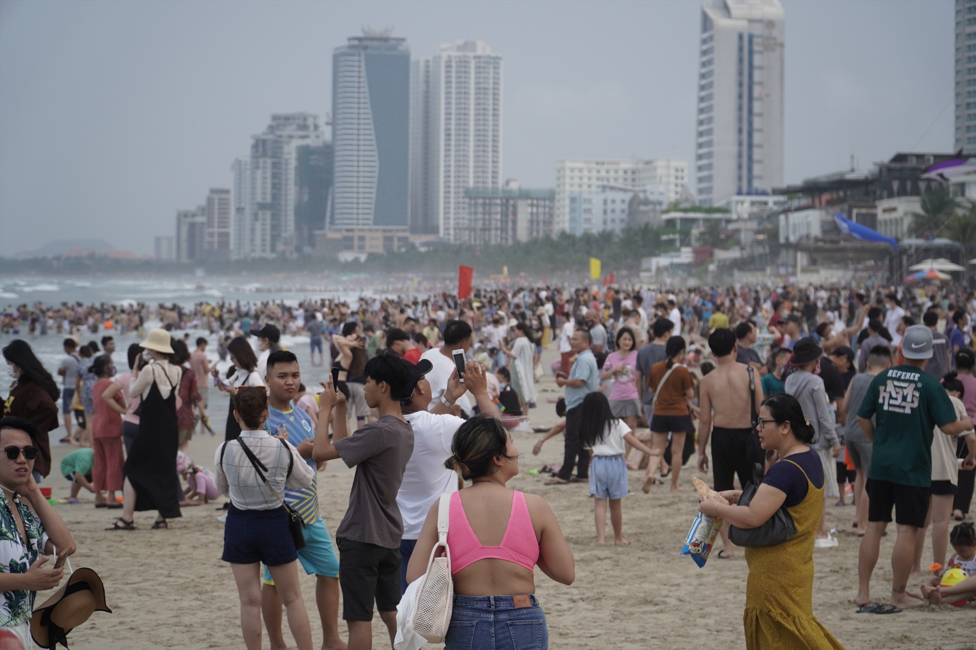 Càng về chiều lượng khách đổ về các bãi biển ở Đà Nẵng càng đông hơn