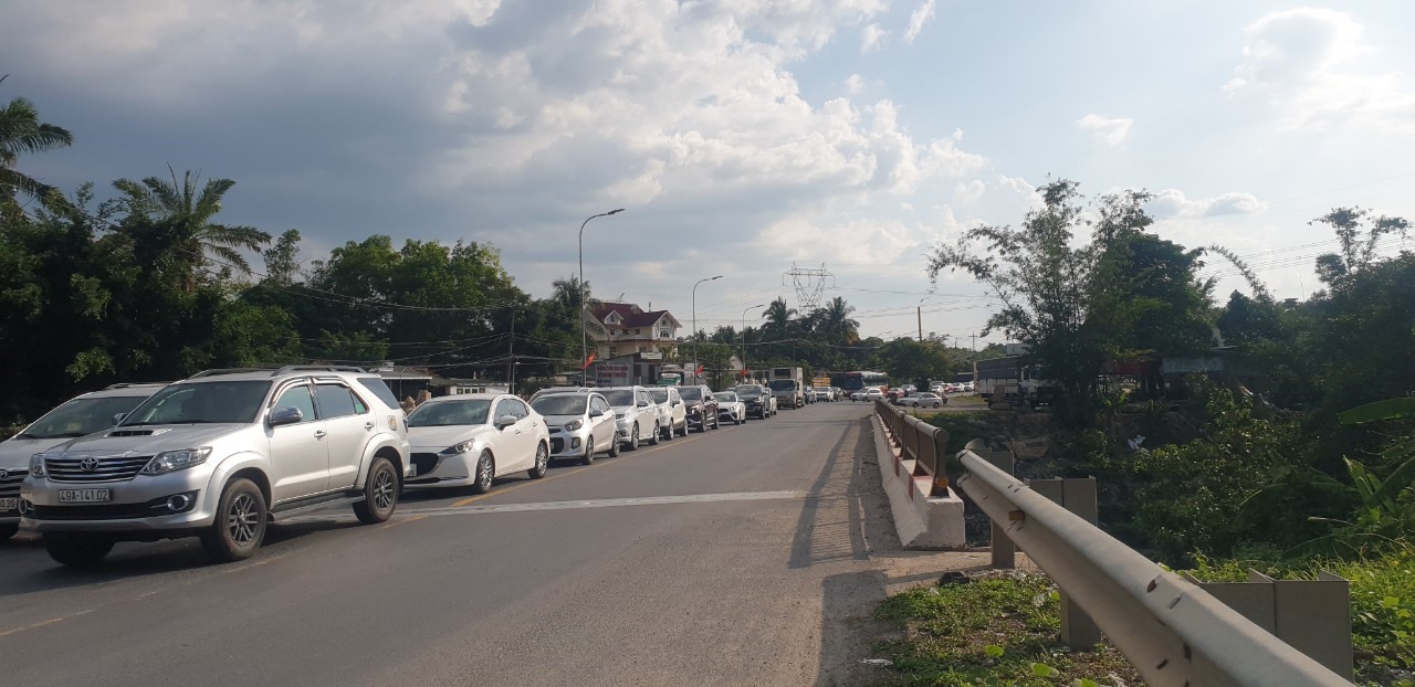 Vụ tai nạn giao thông khiến phương tiện bị ùn tắc hơn 10km trên đèo Bảo Lộc (Lâm Đồng). Ảnh: Khánh Phúc