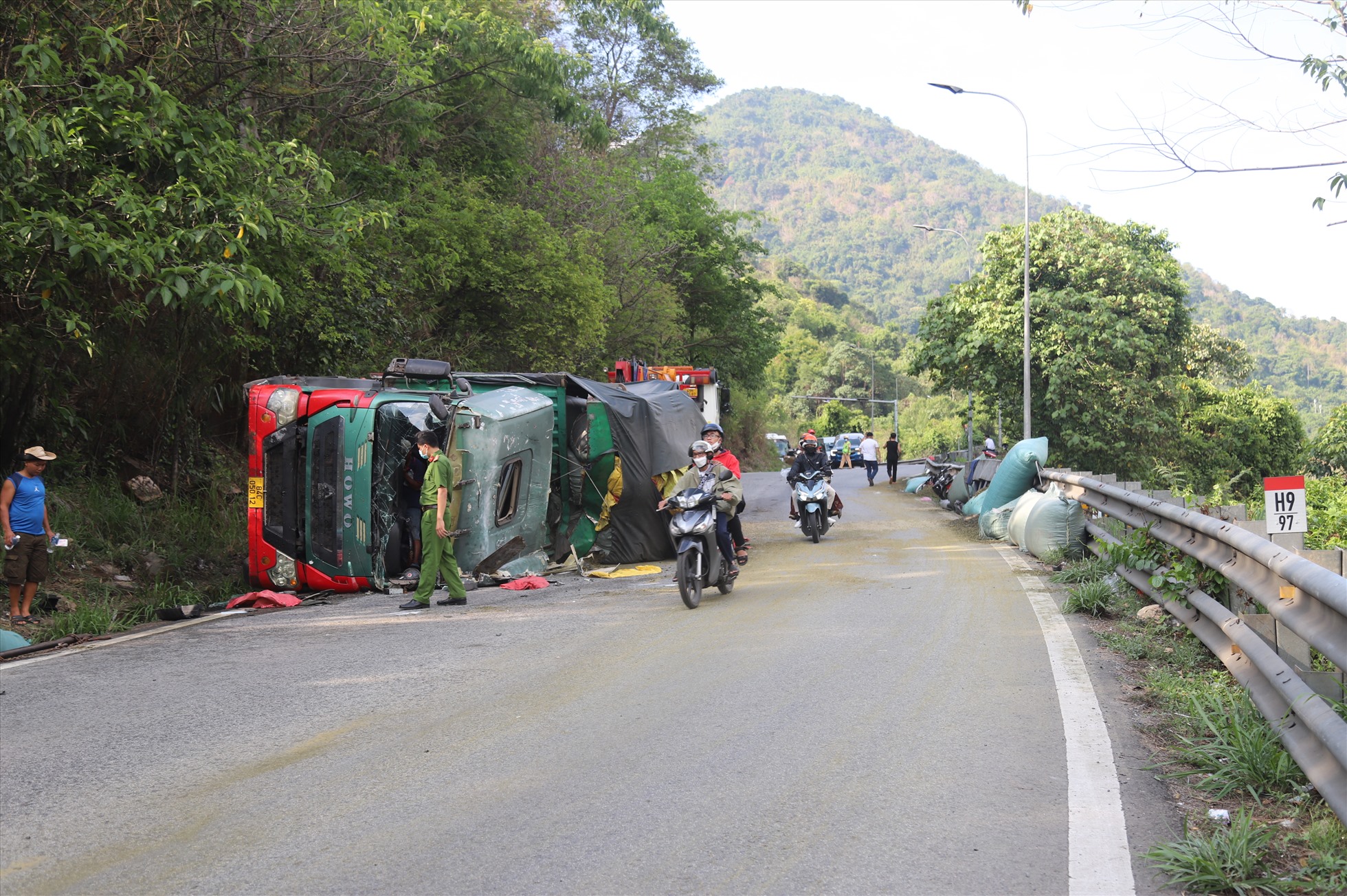 Hiện trường vụ tai nạn trên đèo Bảo Lộc. Ảnh: Khánh Phúc