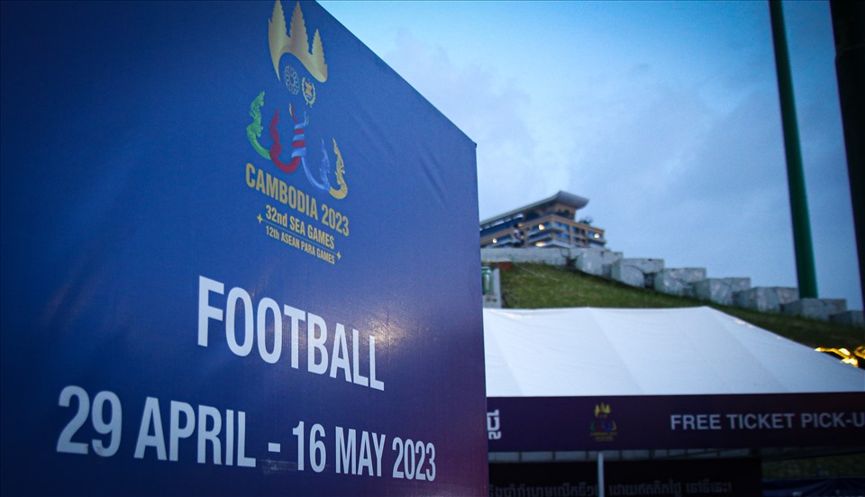 Theo thông báo từ Liên đoàn bóng đá Campuchia (FFC), chiều 1.5 sẽ có 500 vé miễn phí được phát tại sân vận động Olympic. Tuy nhiên, vé chỉ phát cho những cổ động viên đã đăng kí thành công qua ứng dụng “SEA Games 2023“.