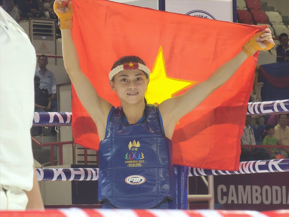 Huỳnh Hà Hữu Hiếu đoạt huy chương vàng đối kháng Kun Khmer hạng cân dưới 45kg nữ. Ảnh: Nguyễn Đăng.